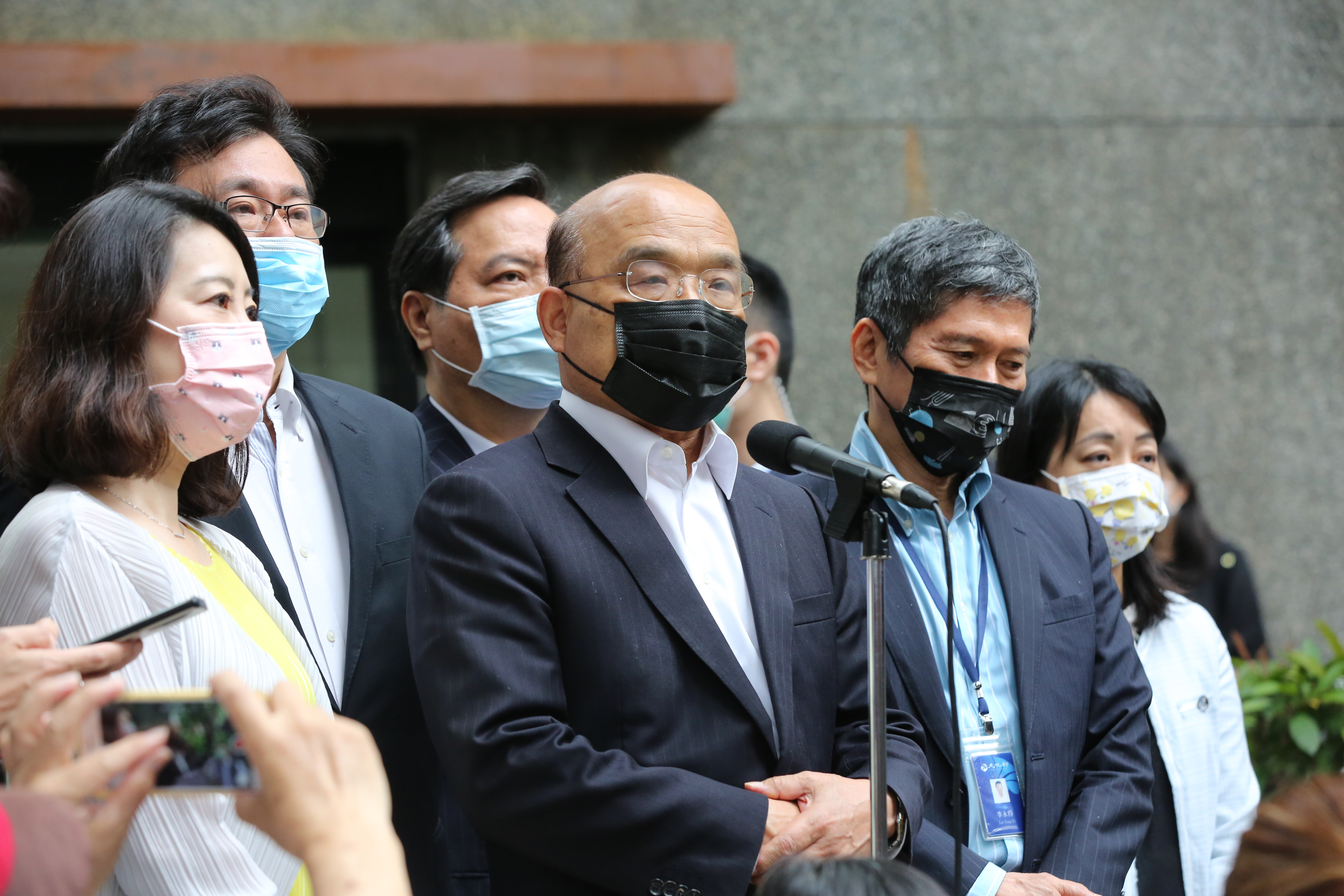 行政院長蘇貞昌（中）今除了對航空業人員表示感謝，也明言航空公司應盡督導機組員遵守防疫規定之責任。（本刊資料照）