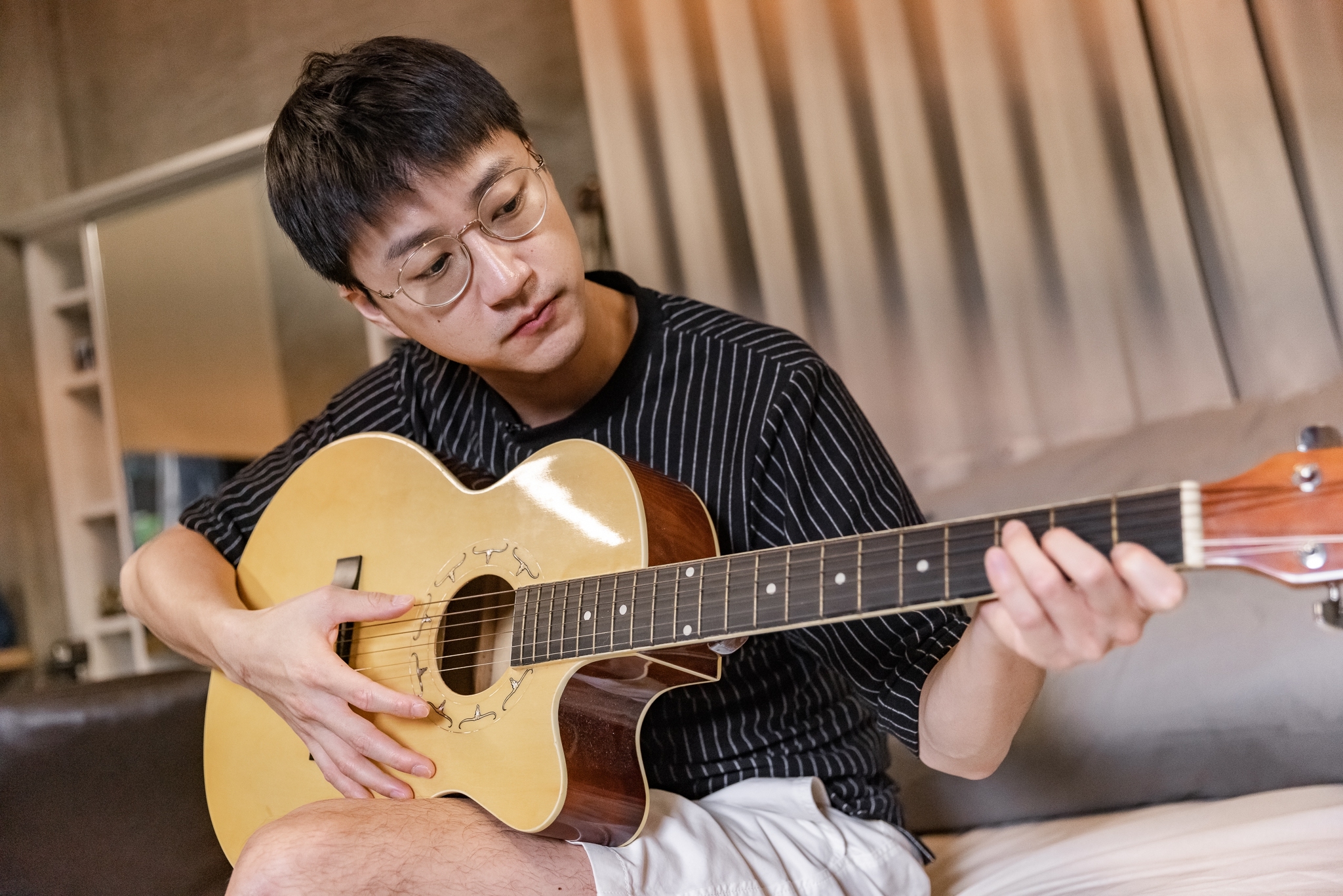 愛家的江宏傑安定好行囊後，馬上透過視訊和孩子們報平安。（台視提供）