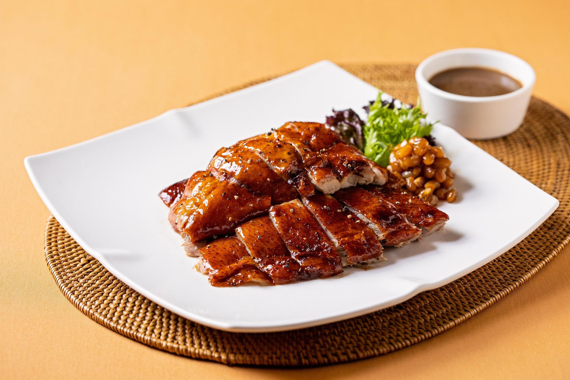 野菌黑椒燒鵝金黃帶脆的表皮散發陣陣野菌香氣，細嫩鵝肉滋味鮮美。