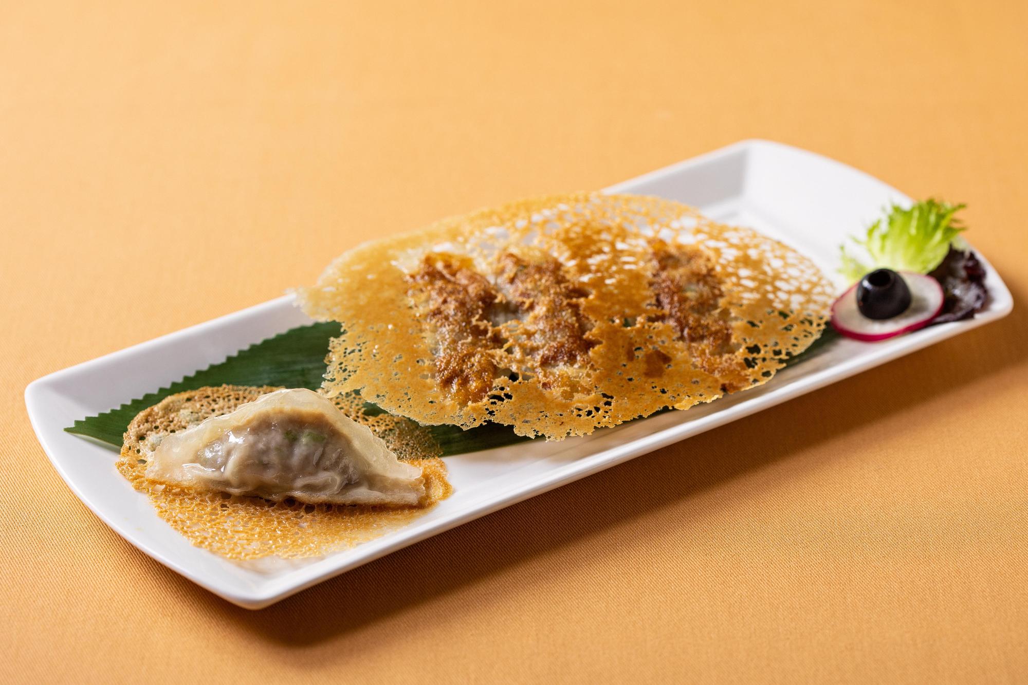 20年陳皮牛肉煎鍋貼皮酥脆內餡多汁，牛肉的鮮美與陳皮香氣搭配馬蹄的清脆，鮮甜餘香彈牙可口。