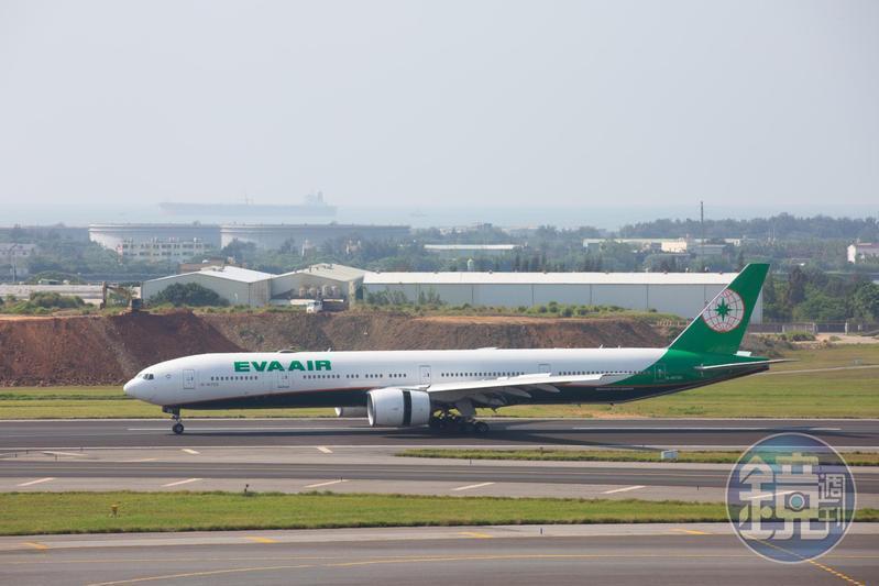 針對近來輿論再度認為機組員是防疫破口，一位空服員男友發文反擊。（本刊資料照）