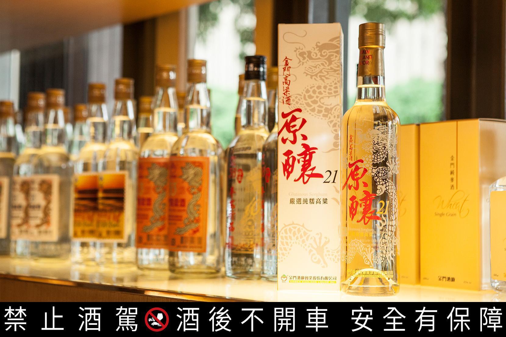 58度原釀21金門高粱酒是純糯釀造,入口微爽冽 糧香濃郁 韻甘甜富有飽滿香氣。