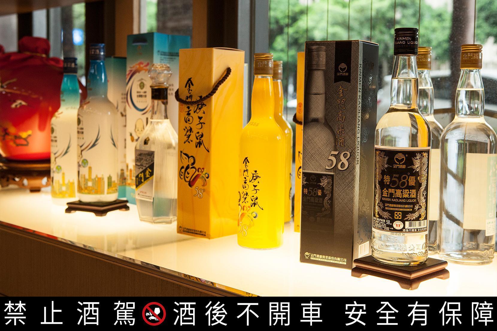 58度特優金門高粱酒,是窖藏一年以上的高粱酒再加入陳年好酒調和,芳香甘醇,口感濃厚微帶老酒陳香。