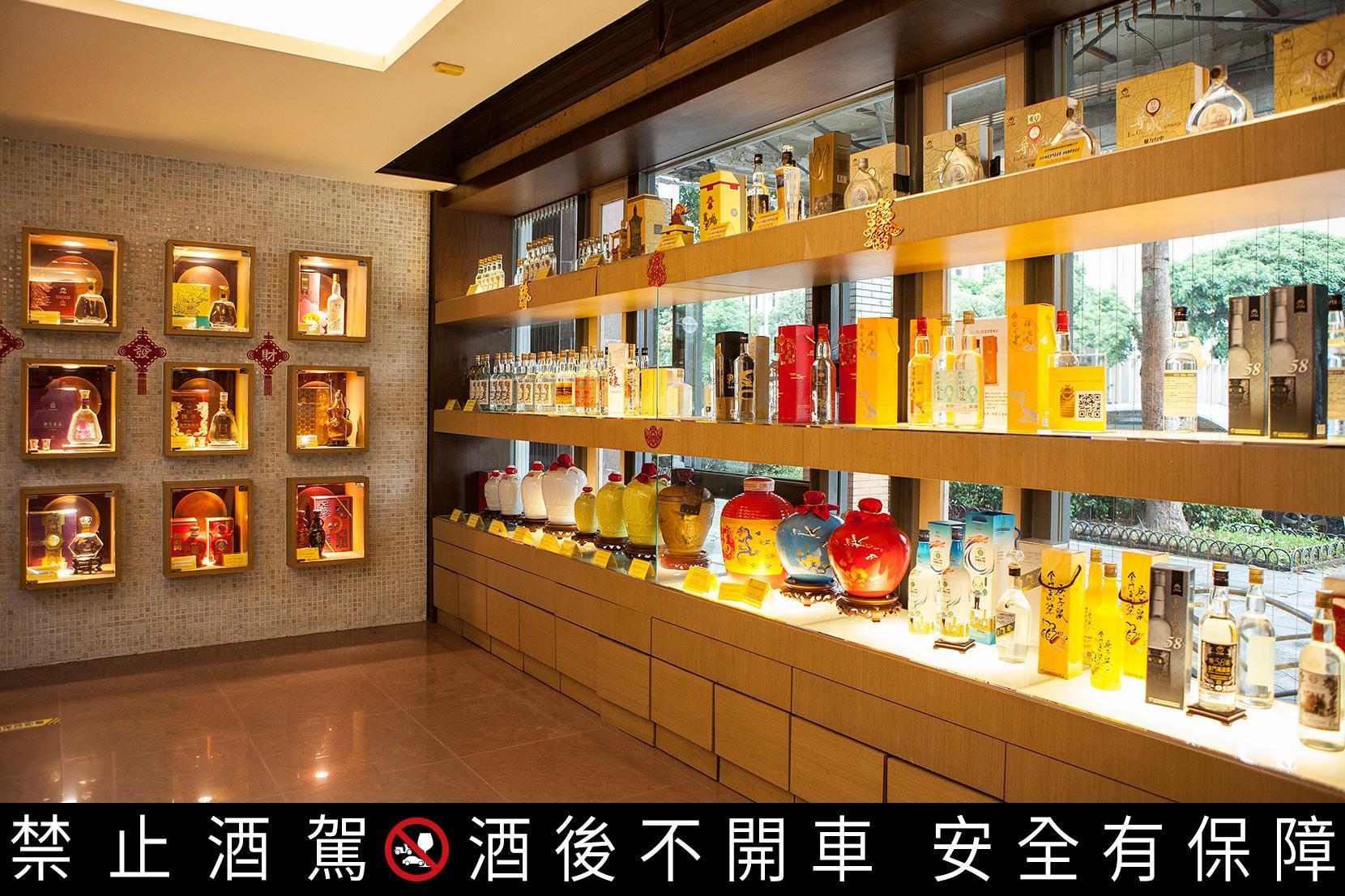 金門酒廠直營店入店採實名制、需量測體溫,防疫措施完善,歡迎消費者可以到門市選購中秋好禮。