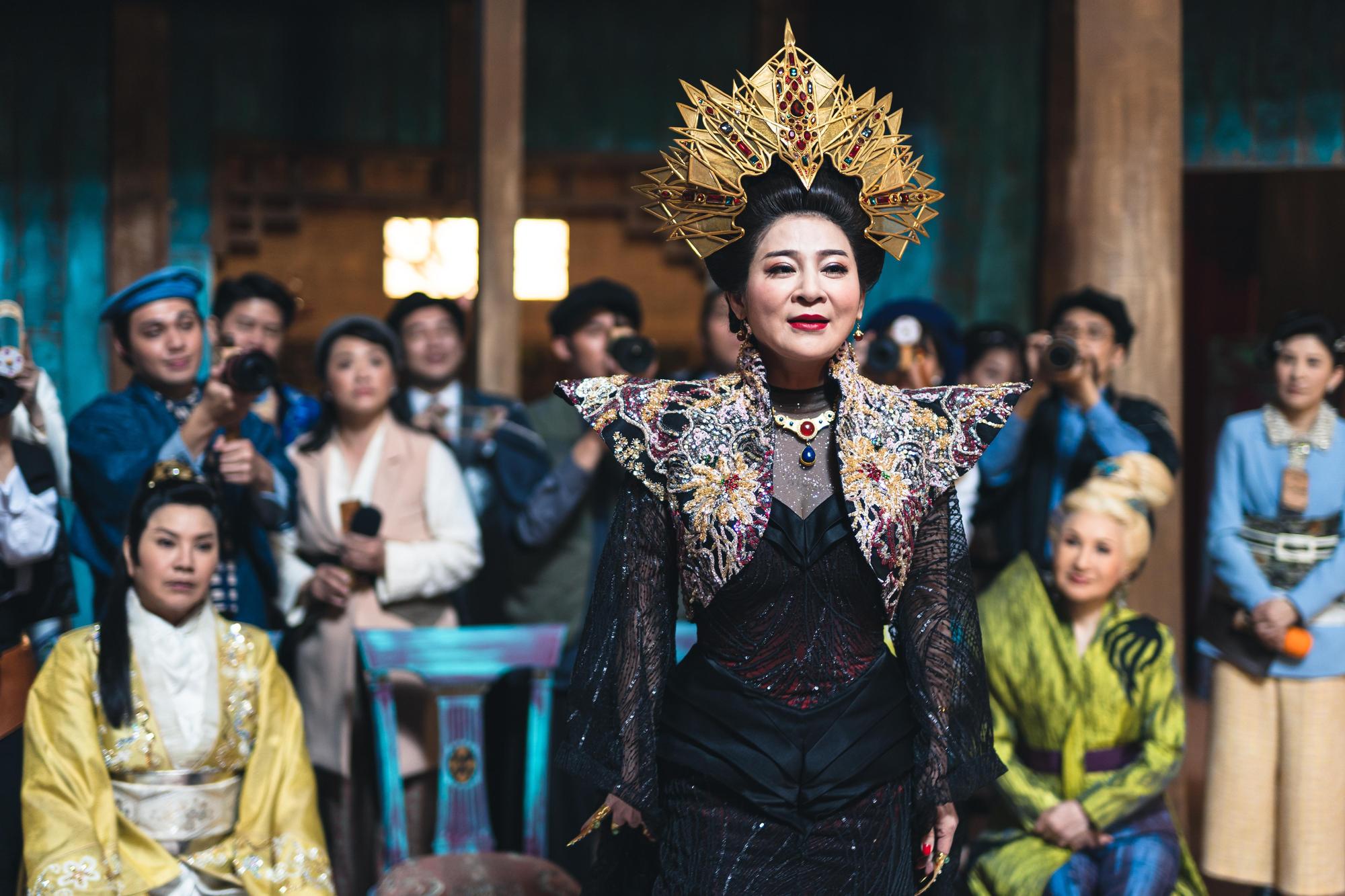 王彩樺在《孟婆客棧》中飾演的閻羅王太太則身兼亡者們的愛情顧問。（公視台語台提供）
