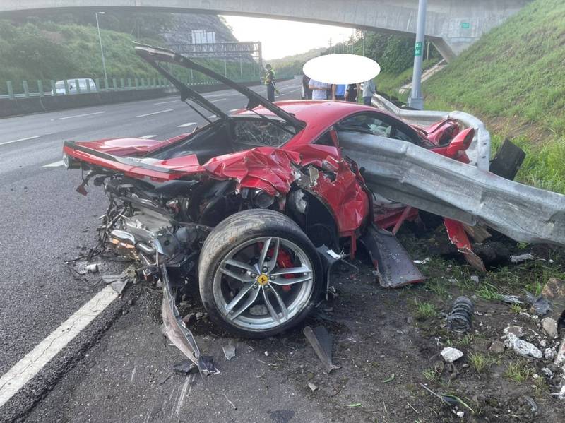 市價1800萬的法拉利超跑，失控自撞護欄，護欄橫插、貫穿整部車，駕駛命大僅受輕傷。（讀者提供）