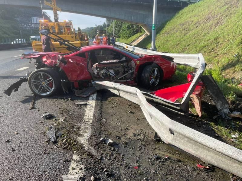 拖吊車正準備將撞成廢鐵法拉利拖走,這一撞,1800萬飛了。(讀者提供)