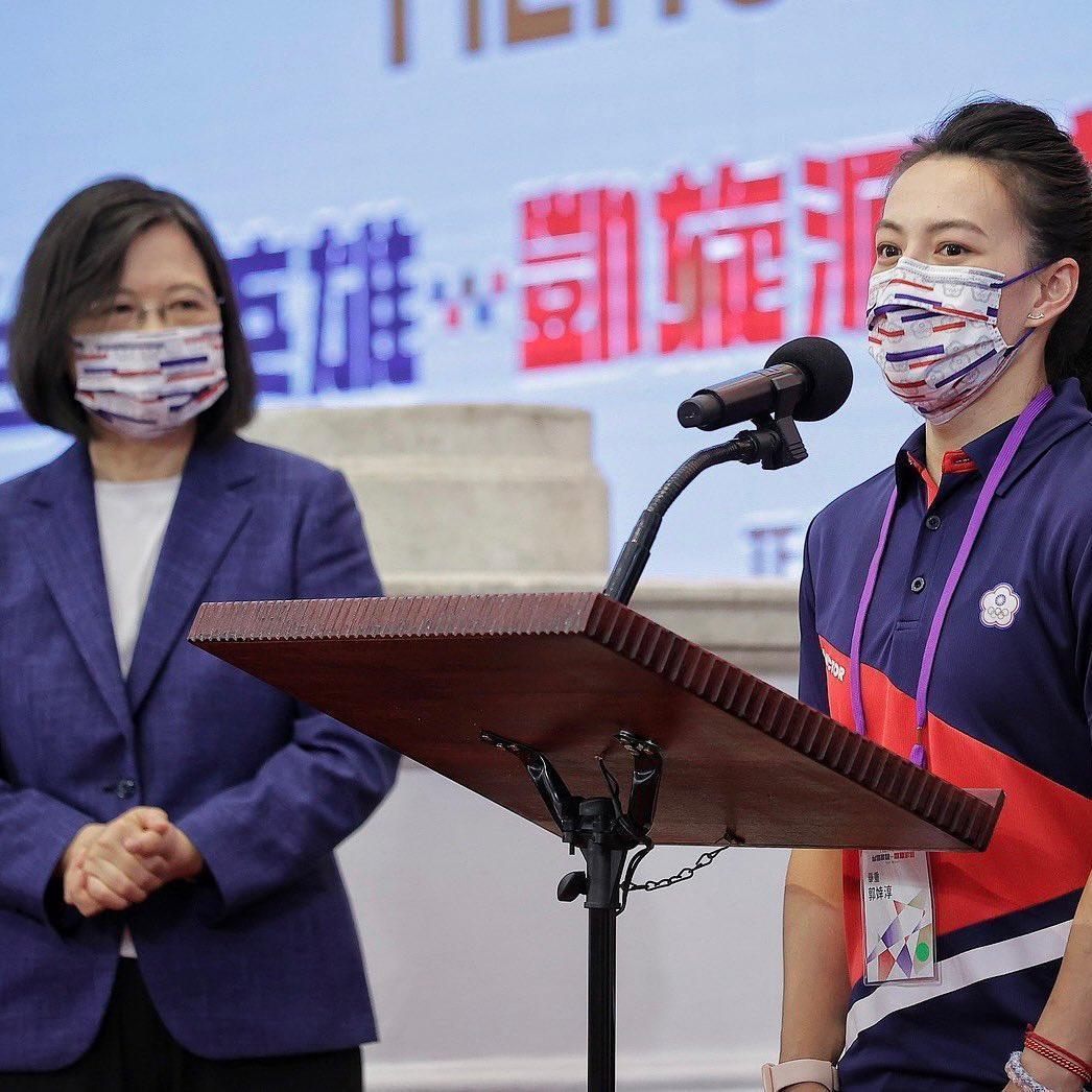 蔡英文總統(左)在總統府舉辦晚宴,為郭婞淳(右)等奧運英雄喝采。(翻攝自蔡英文IG)