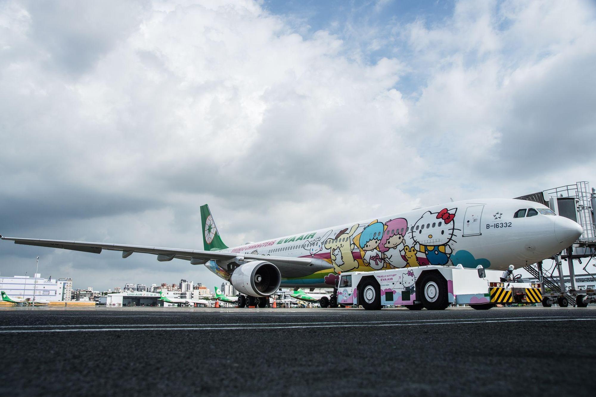 長榮航空又傳出一名機師未配戴口罩就逕自在航廈邊走邊聊;示意圖,非當事班機。(翻攝自高雄國際航空站臉書)