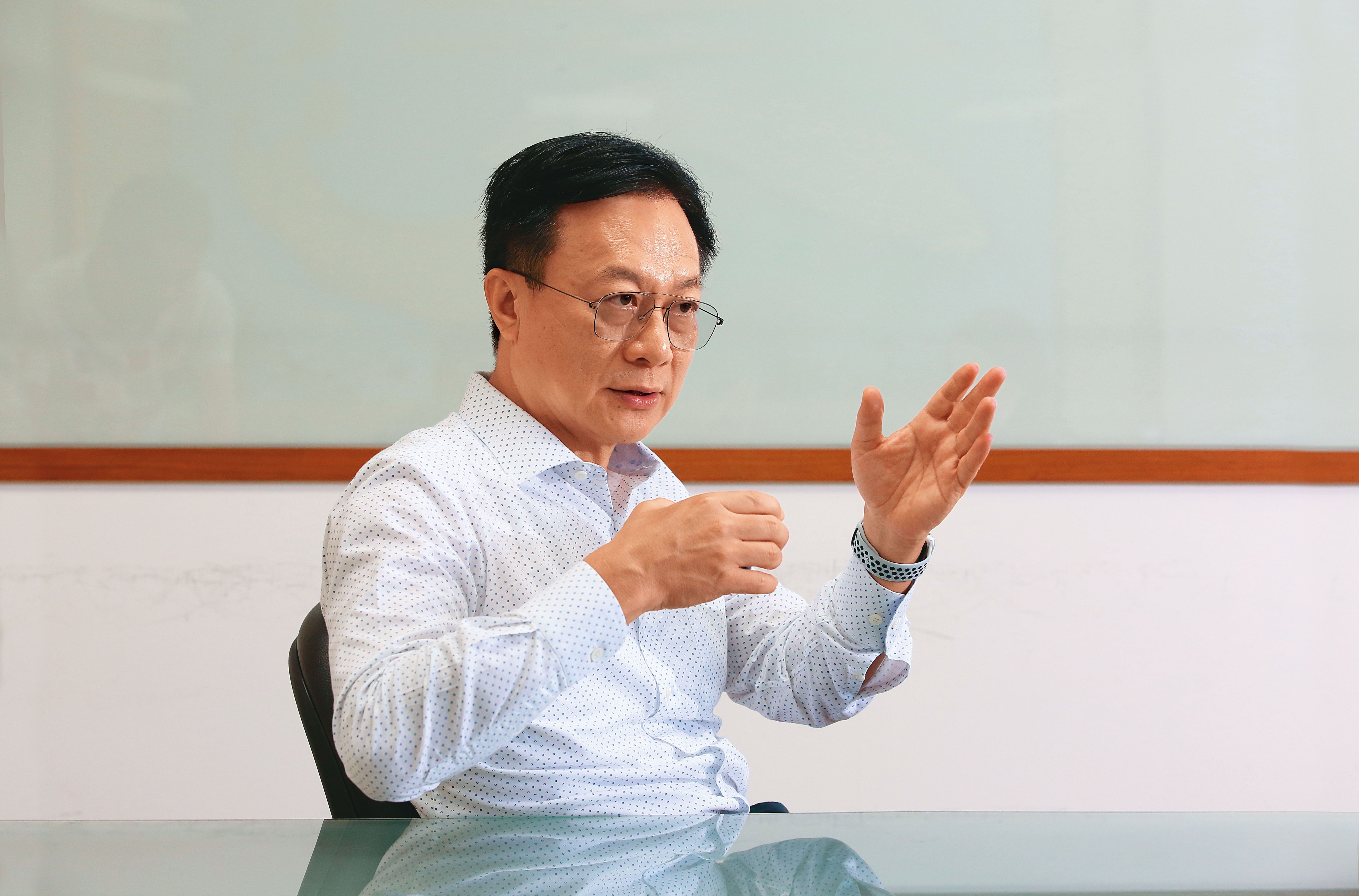 卓伯源5日接受本刊專訪，重申黨主席必須專職，才能無私帶領國民黨重返執政。