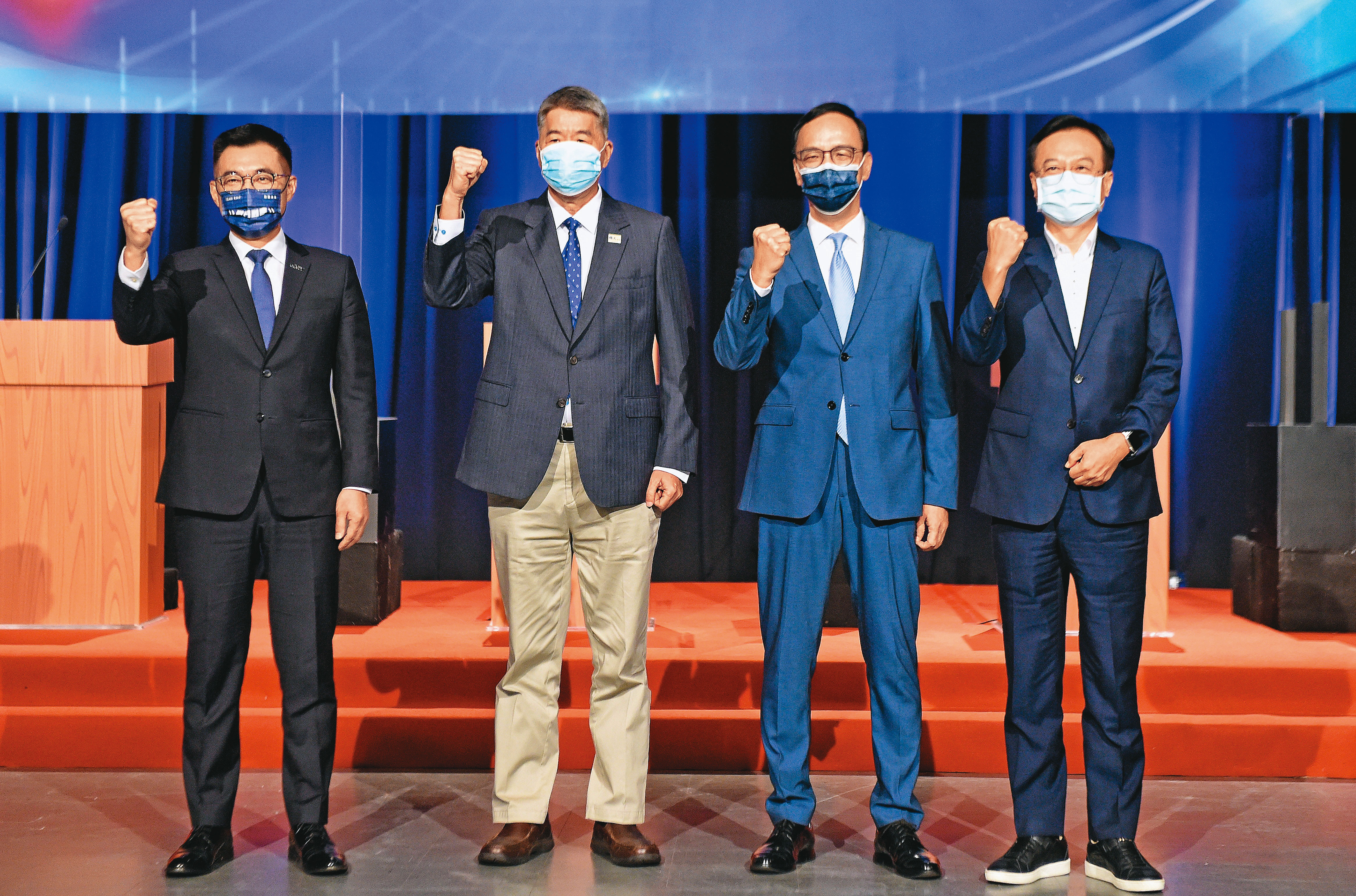 國民黨主席政見會4日登場，4位黨魁候選人在會上激烈交鋒，會後一同合影。