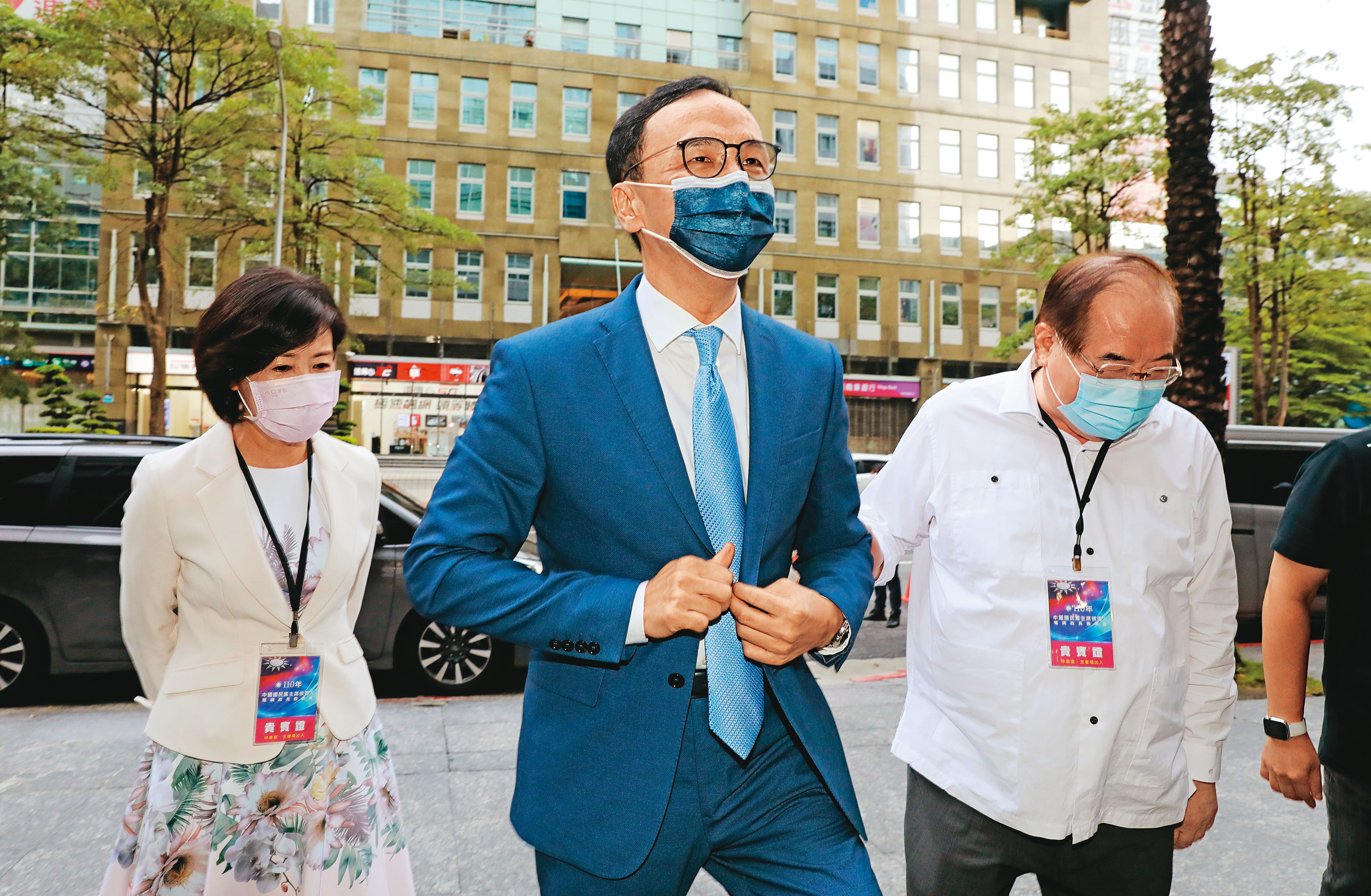 卓伯源認為，朱立倫（中）參選黨主席就是為選總統鋪路，但球員兼裁判的結果，恐讓藍營再次敗選。