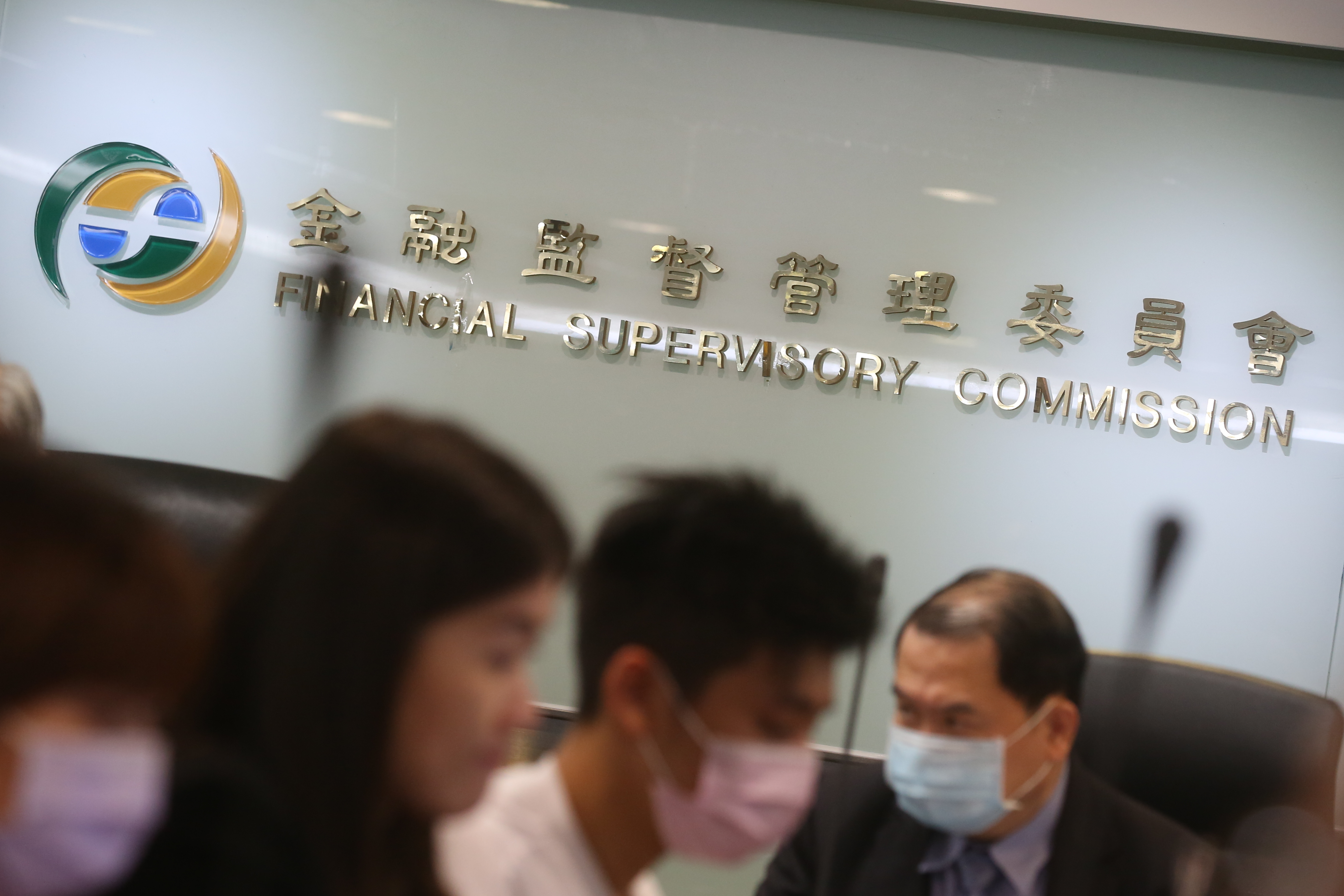 有人向金管會、調查局等單位檢舉，指出AOP早在2020年11月赴美提告限制專利轉讓，藥華藥未在第一時間重訊公告，直至今年3月才發重訊。