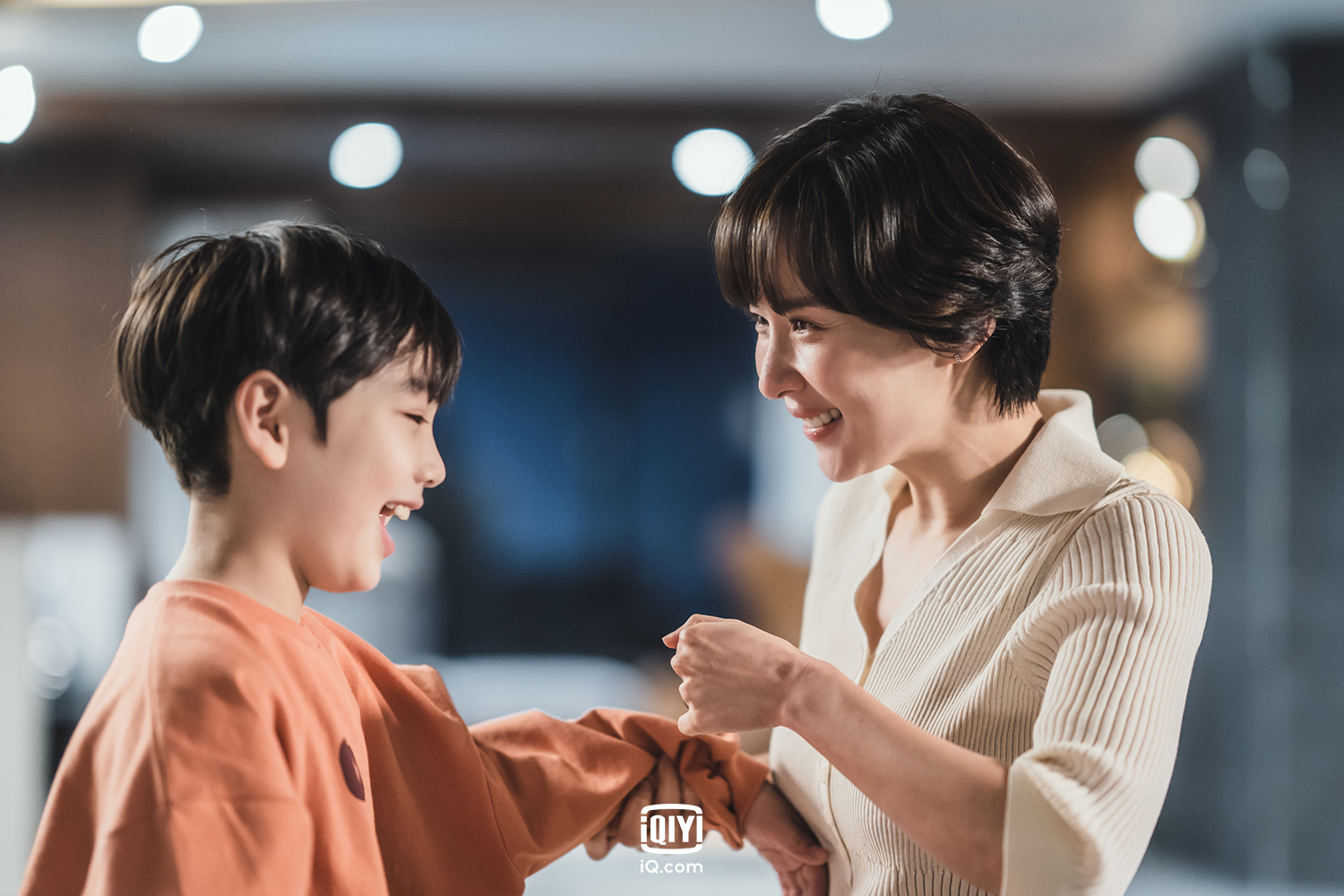 曹如晶在《High Class上流謊言》飾演守護8歲兒子的堅強媽媽。(愛奇藝國際站提供)