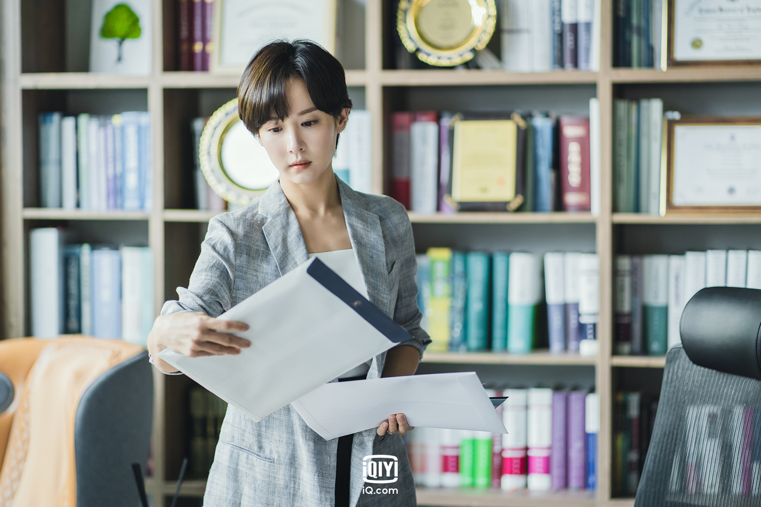 曹如晶剪去多年長髮,俐落短髮造型令人耳目一新。(愛奇藝國際站提供)