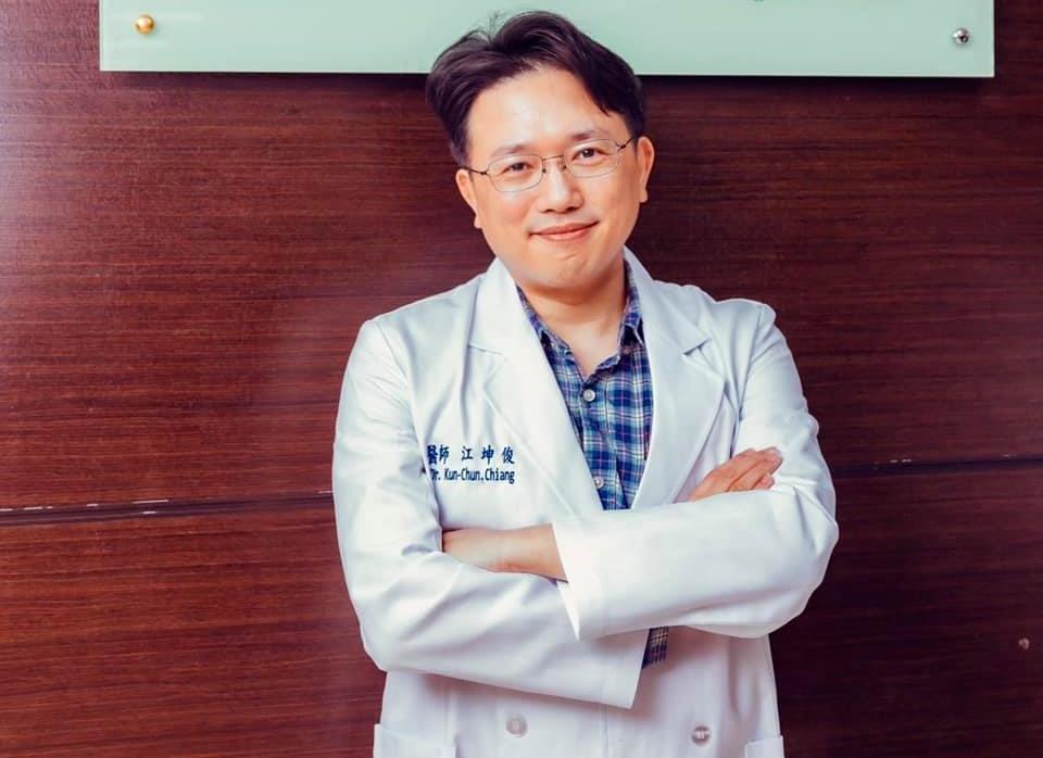 有病患回診時給了一封厚厚的信，江坤俊醫師事後打開後才發現，裡面不是感謝信，竟然裝的是厚厚的鈔票。（翻攝自江坤俊臉書）