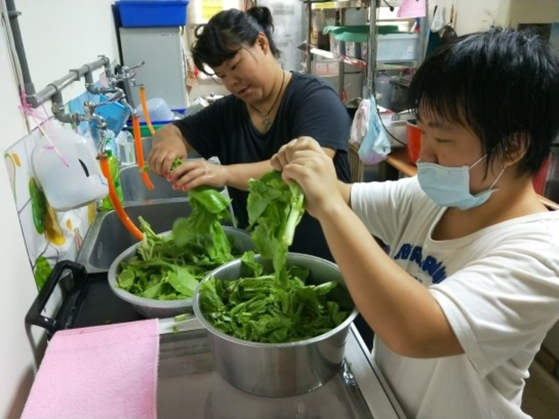 瑪喜樂基金會教導身心障礙者學習烹飪技巧(圖為5月疫情前拍攝)。(頂新和德文教基金會提供)