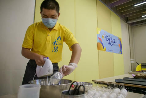 白永恩基金會培力身心障礙者製作當地特色雞蛋糕。(頂新和德文教基金會提供)