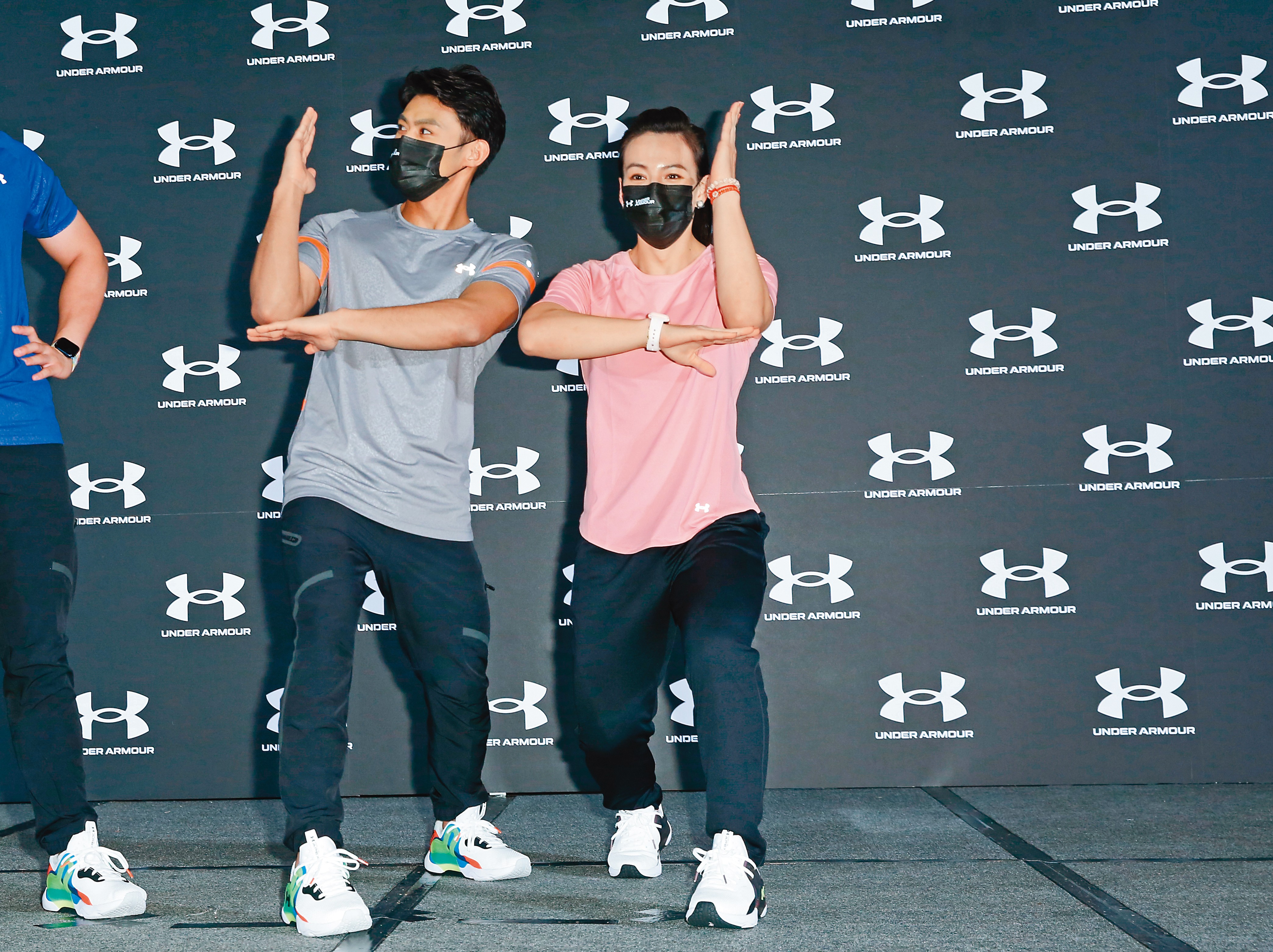 楊勇緯（左）與郭婞淳（右）變身鹹蛋超人，Help～小編急需楊勇緯來拯救！ （嬌弱倒地）