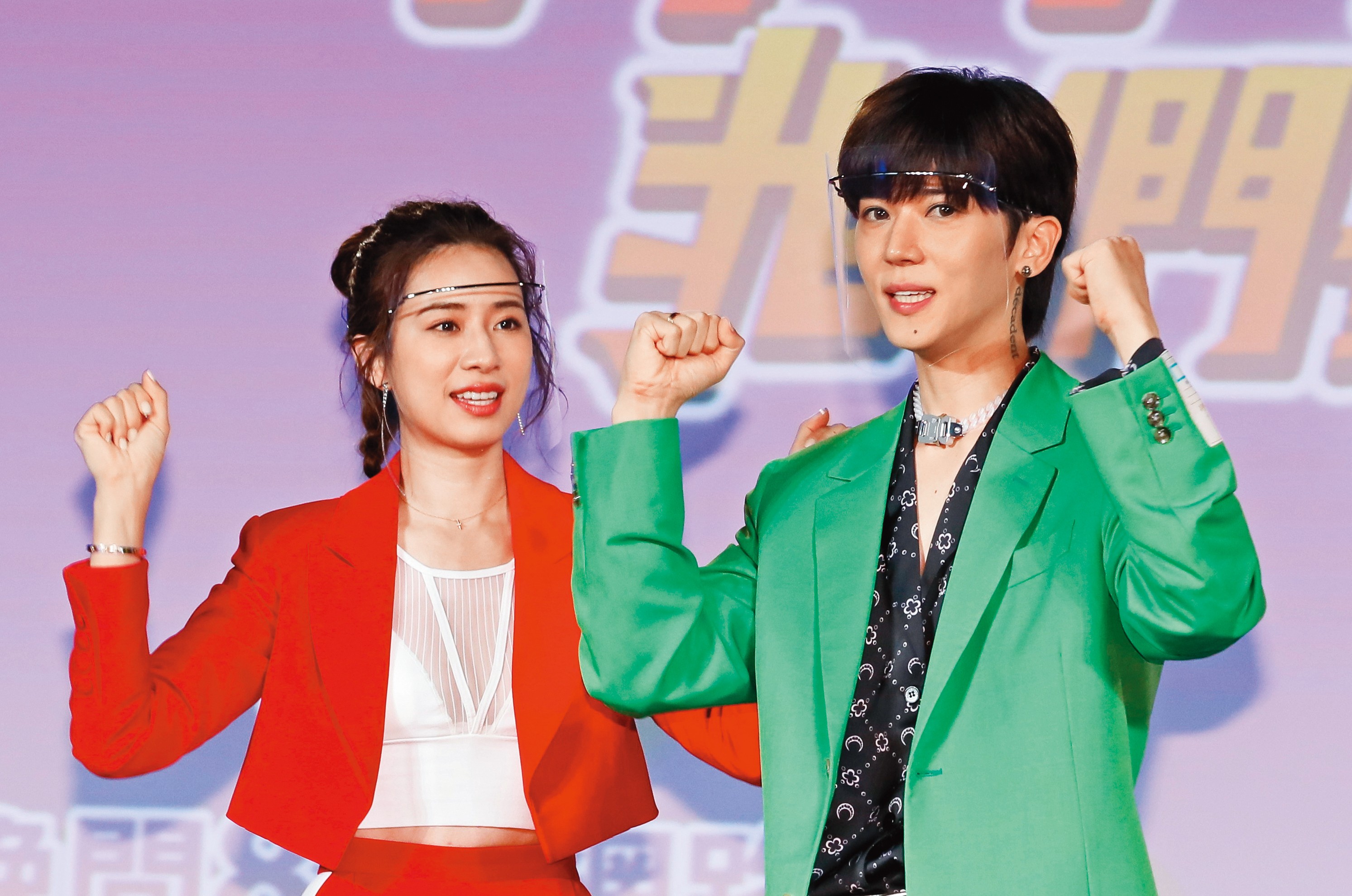 畢書盡（右）的妝容比趙岱新（左）還美，合理嗎？（右手臂打左手心）