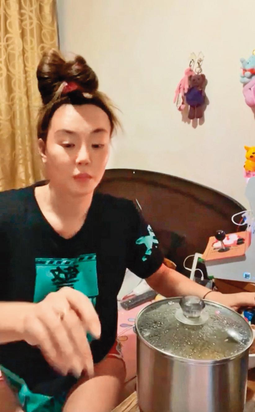 法拉利姐開吃播,梳了髮髻,熊熊一看還以為是聶小倩。(翻攝自法拉利姐臉書)