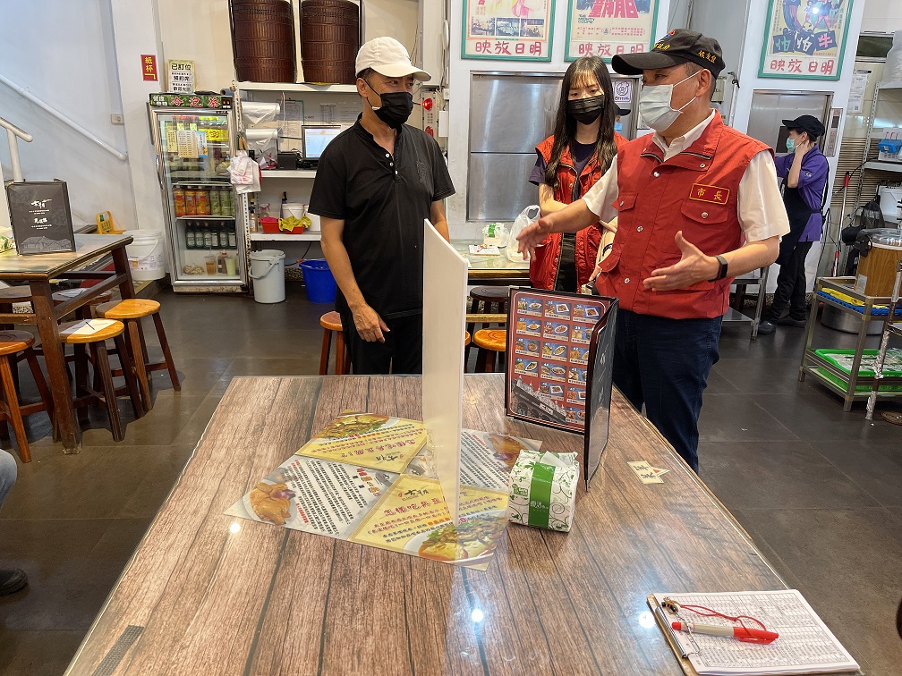 新北市長侯友宜表示，一旦確認新北市有Delta病毒，餐廳內用一律取消。圖為侯友宜日前前往深坑老街關心餐飲店家防疫情形。（新北市政府提供）