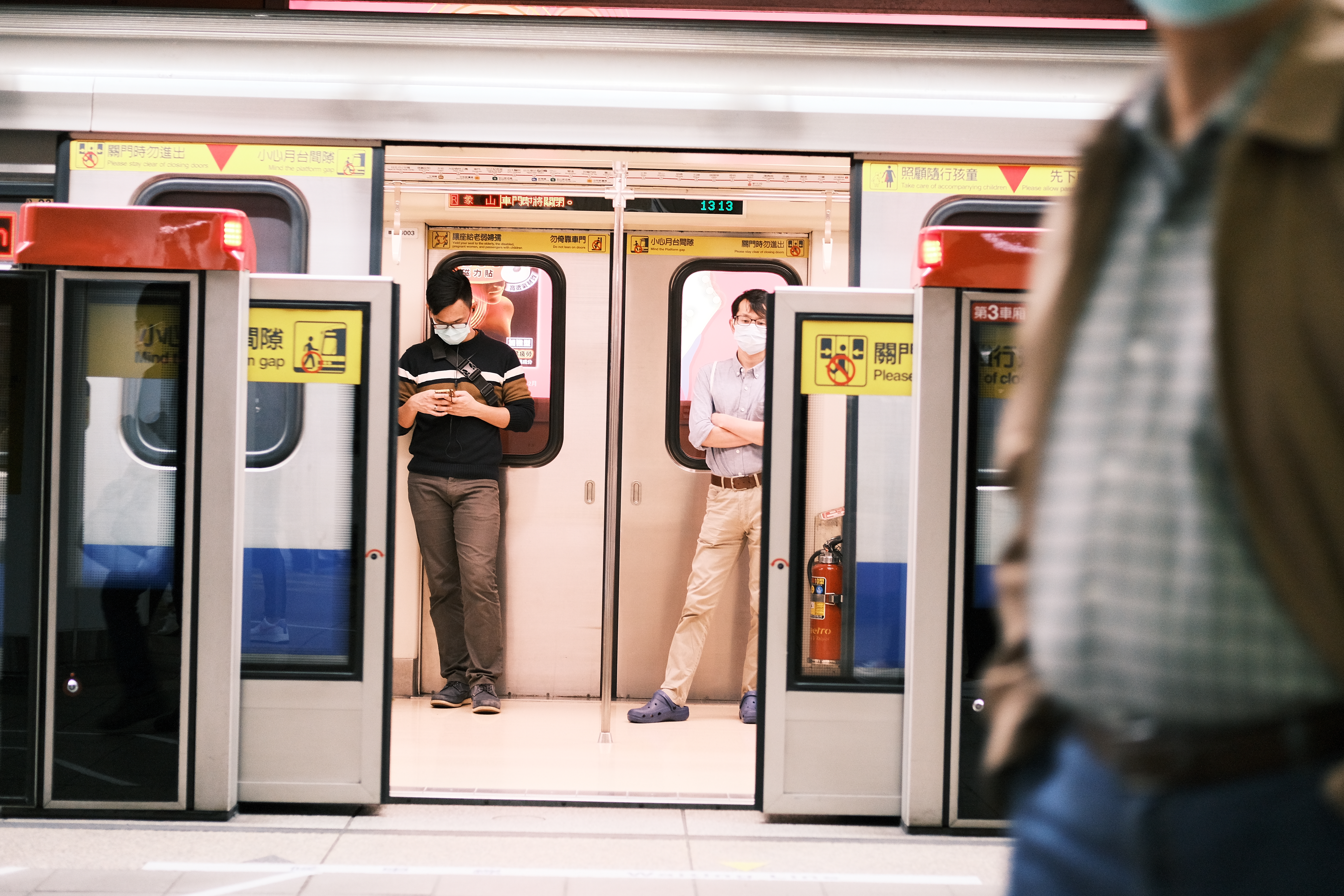 醫師潘建志表示，Delta病毒來襲，出門在外的社交距離恐要拉得更遠。（示意圖，本刊資料照）