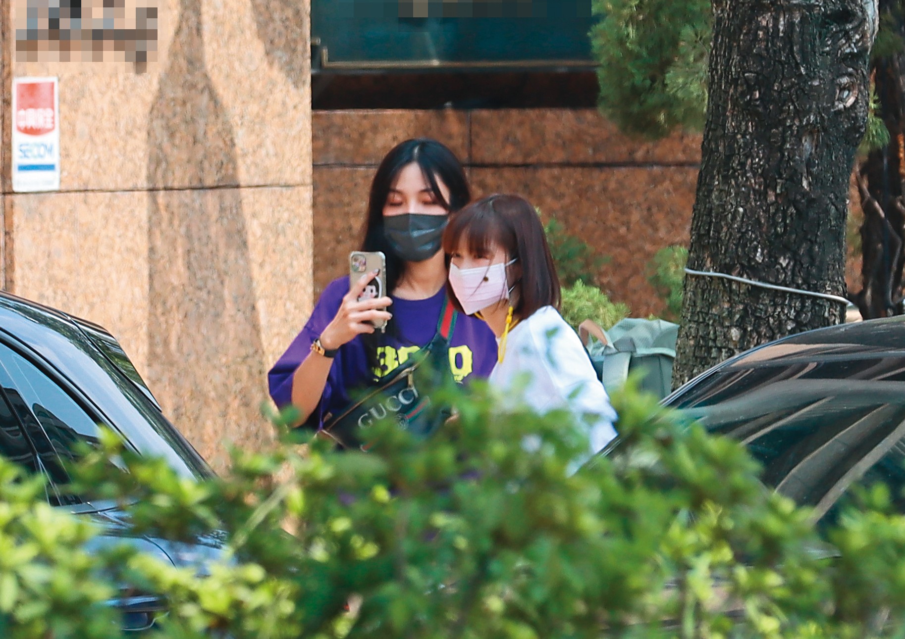 8月22日12：50，李佳穎（右）在KID家樓下與KID女友「東區妹仔」（左）會合，兩人一見面就先來張自拍。