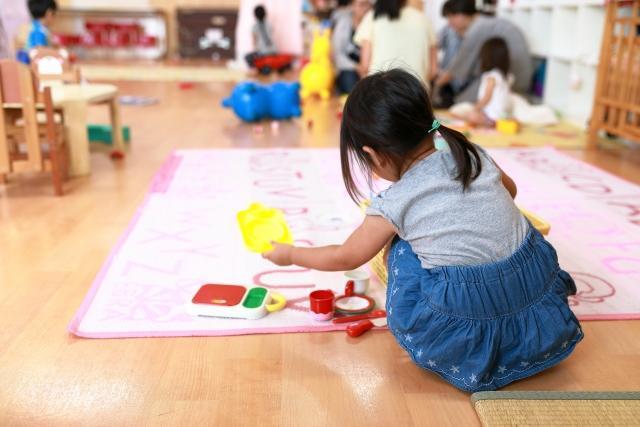 新北某幼兒園爆發群聚感染,確診教師傳染給園內兒童;對此,招名威直言,若小朋友傳染給家中長輩,後果不堪設想。(示意圖,photo-AC)