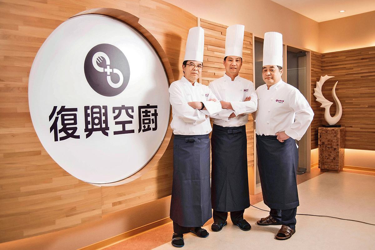 梁國德(中)7年前進入復興空廚擔任中餐主廚。(翻攝自無限生活誌官網)