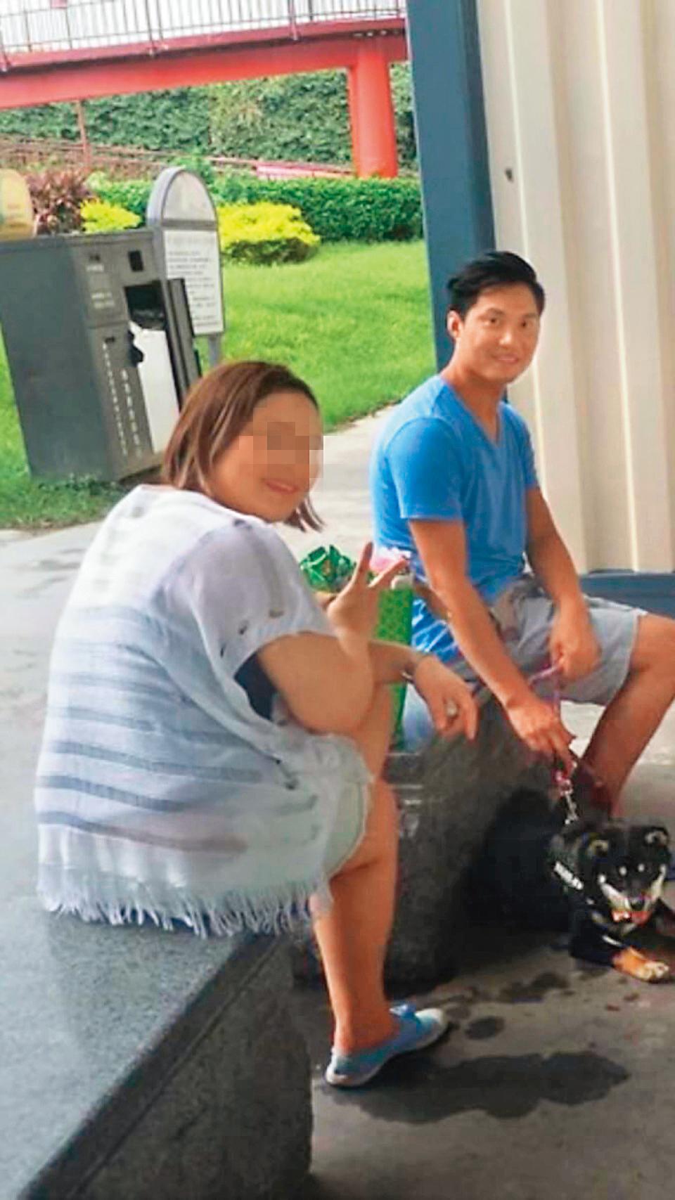 梁國德(右)與女性友人常一同出席柴犬的聚會活動。(讀者提供)