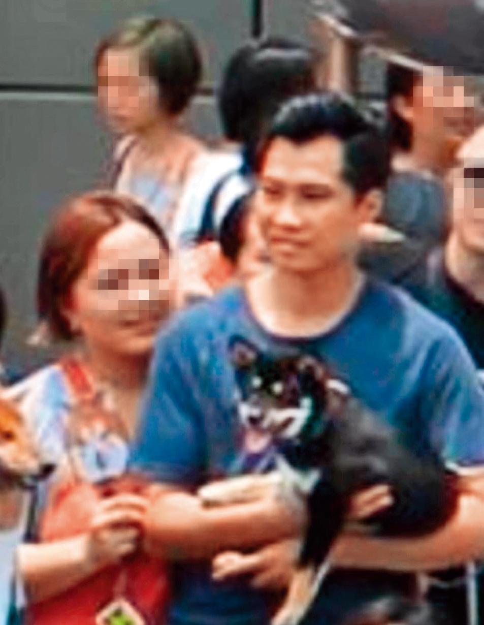 梁國德（右）與女性友人常一同出席柴犬的聚會活動。（讀者提供）