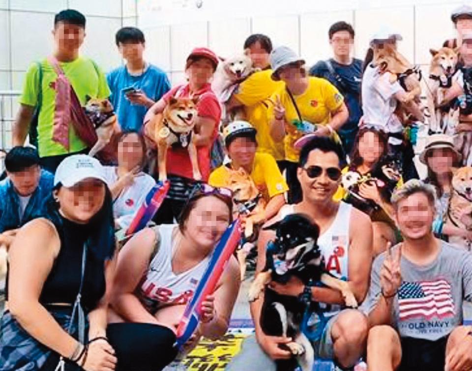 梁國德(前排右二)在外居住還養了柴犬,與女友人一同出席狗聚。(讀者提供)