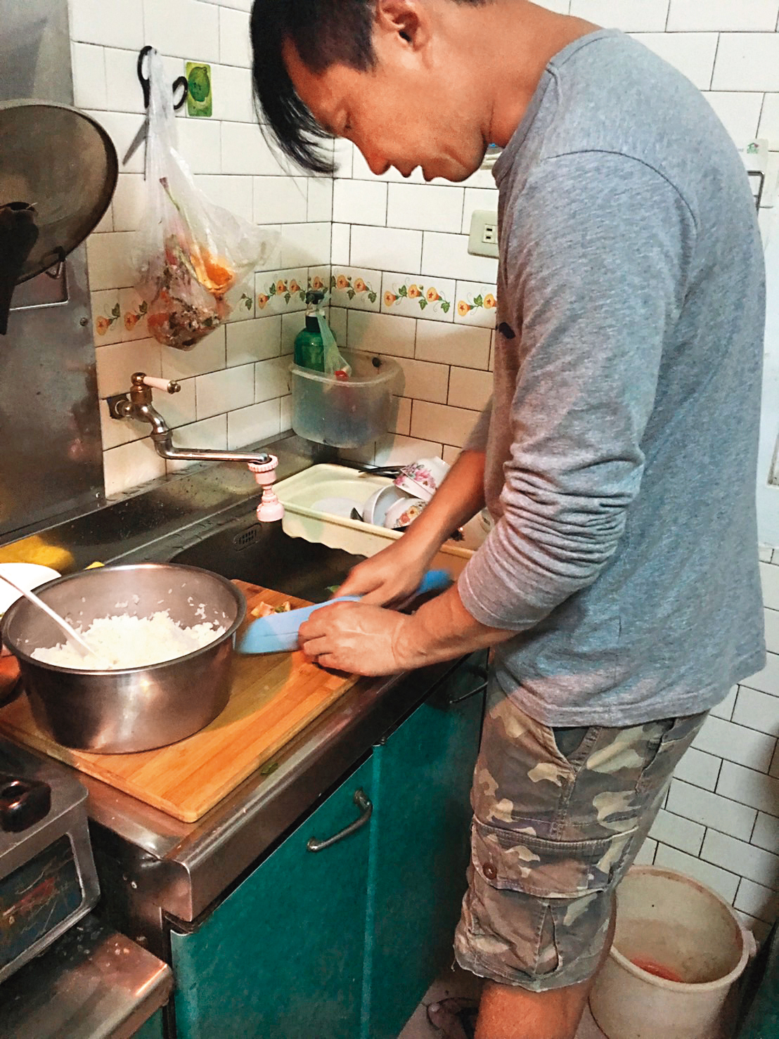梁國德還住在家裡時,經常為家人下廚。(讀者提供)