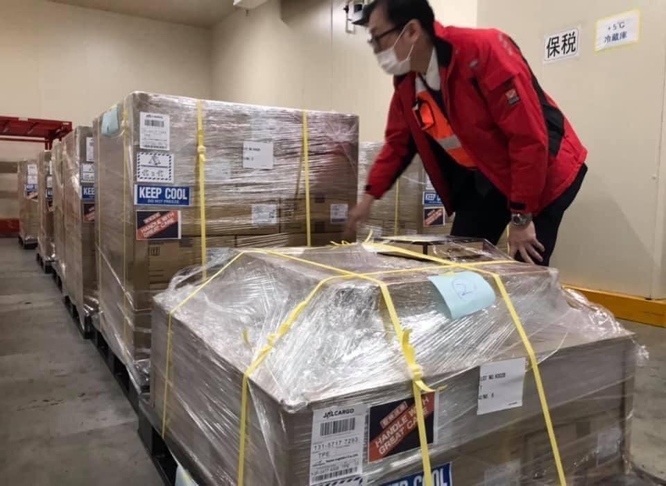 日本第四度捐贈給台灣的6.4萬劑AZ疫苗將於下午抵台。(翻攝自謝長廷臉書)