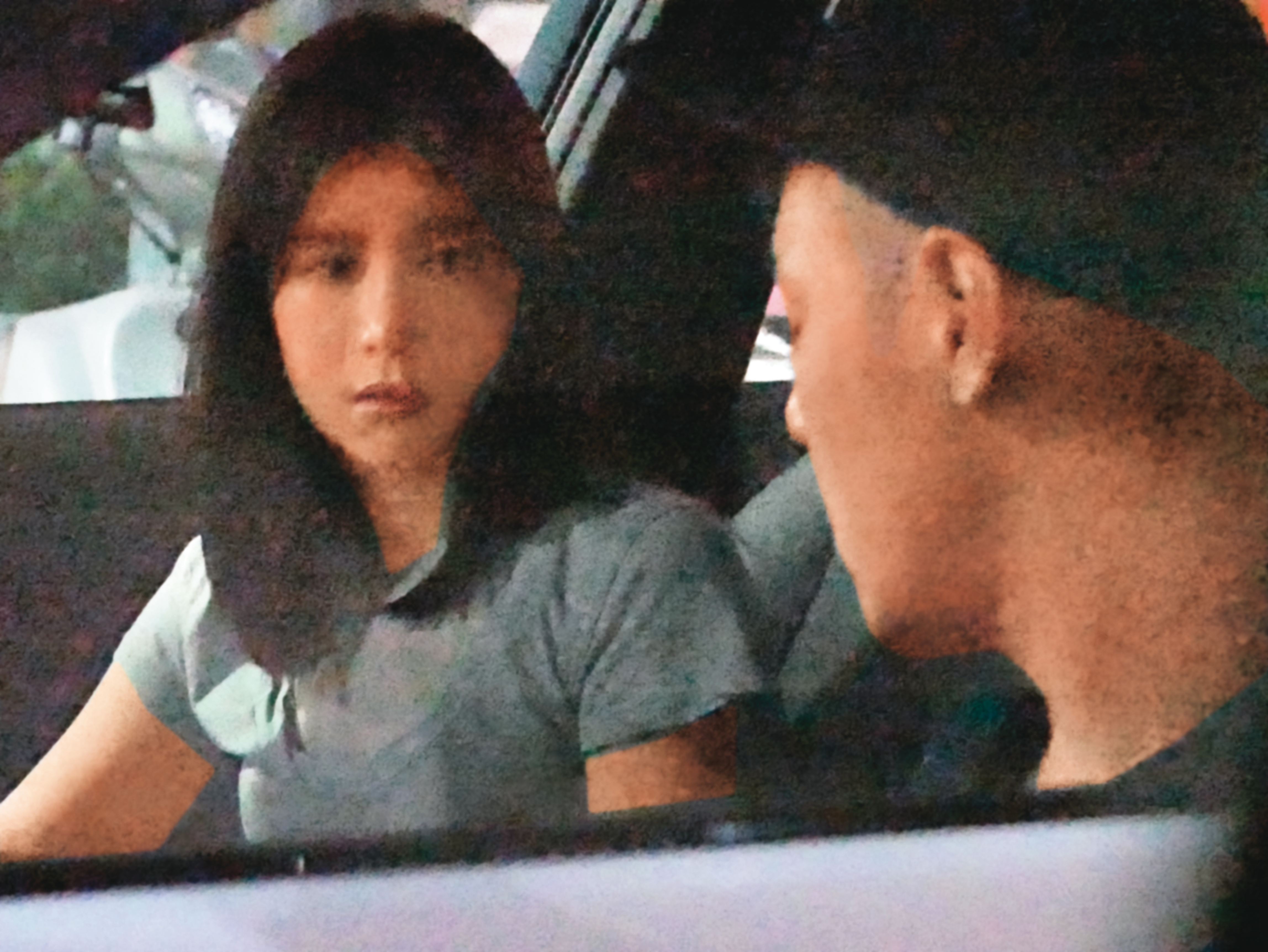 宣布分手于中中後不久，李佳穎（左）就被本刊抓包與阮經天（右）車上密會談情，當時外界更質疑她劈腿。