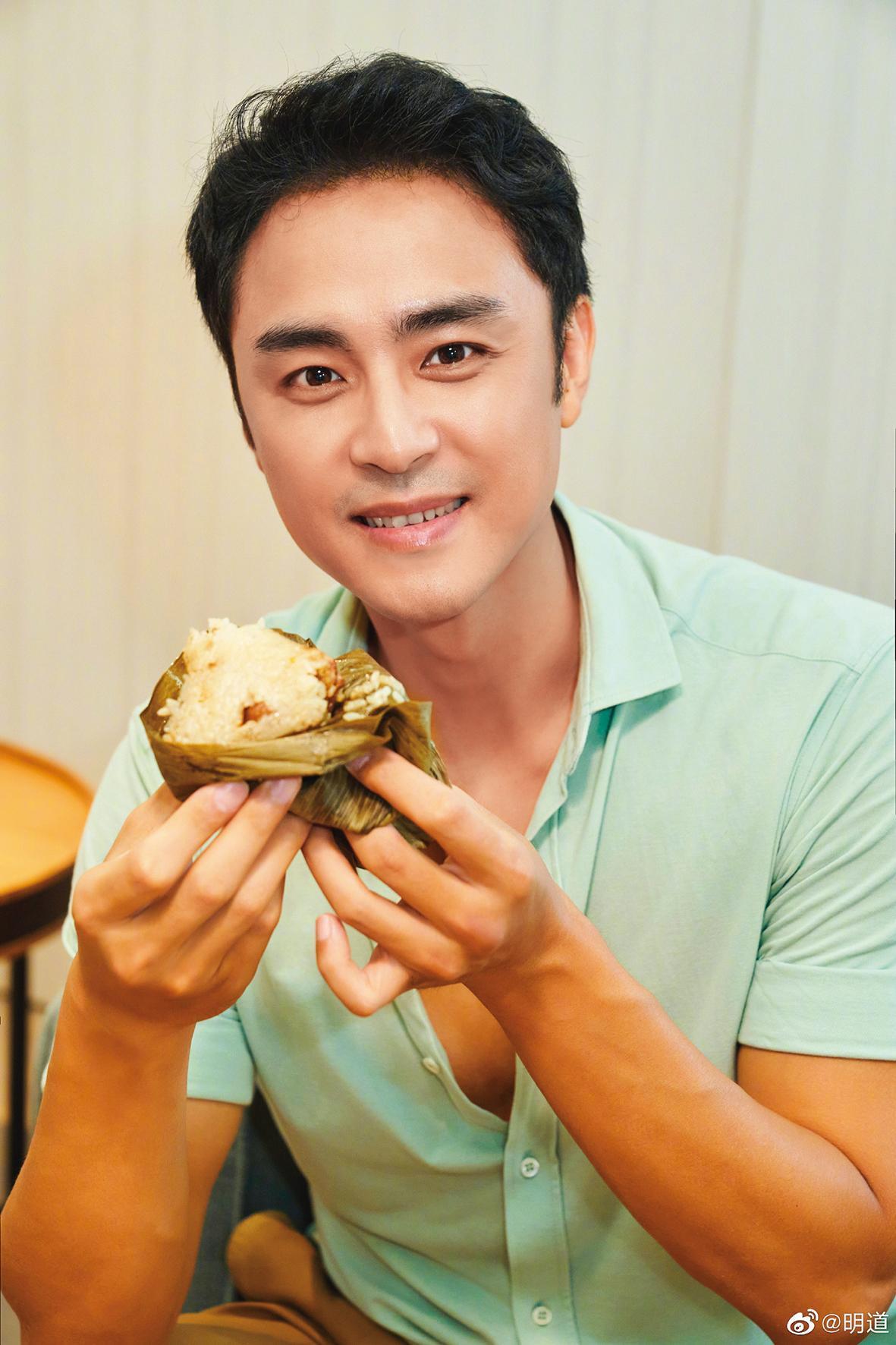 明道去年6月攜妻兒父母到陽明山出遊,被媒體曝光後終於認了已婚。(翻攝自明道微博)