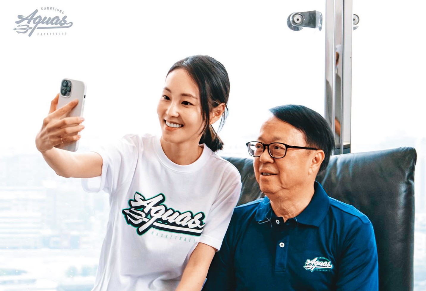國揚集團董事長侯西峰(右)與女兒、漢神百貨董事長侯嘉騏(左)共創高雄海神隊。(翻攝高雄海神臉書)