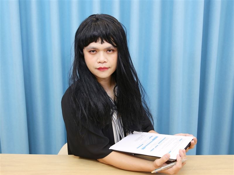 蔡阿嘎扮成唐綺陽，模樣逗趣。（翻攝自蔡阿嘎臉書）