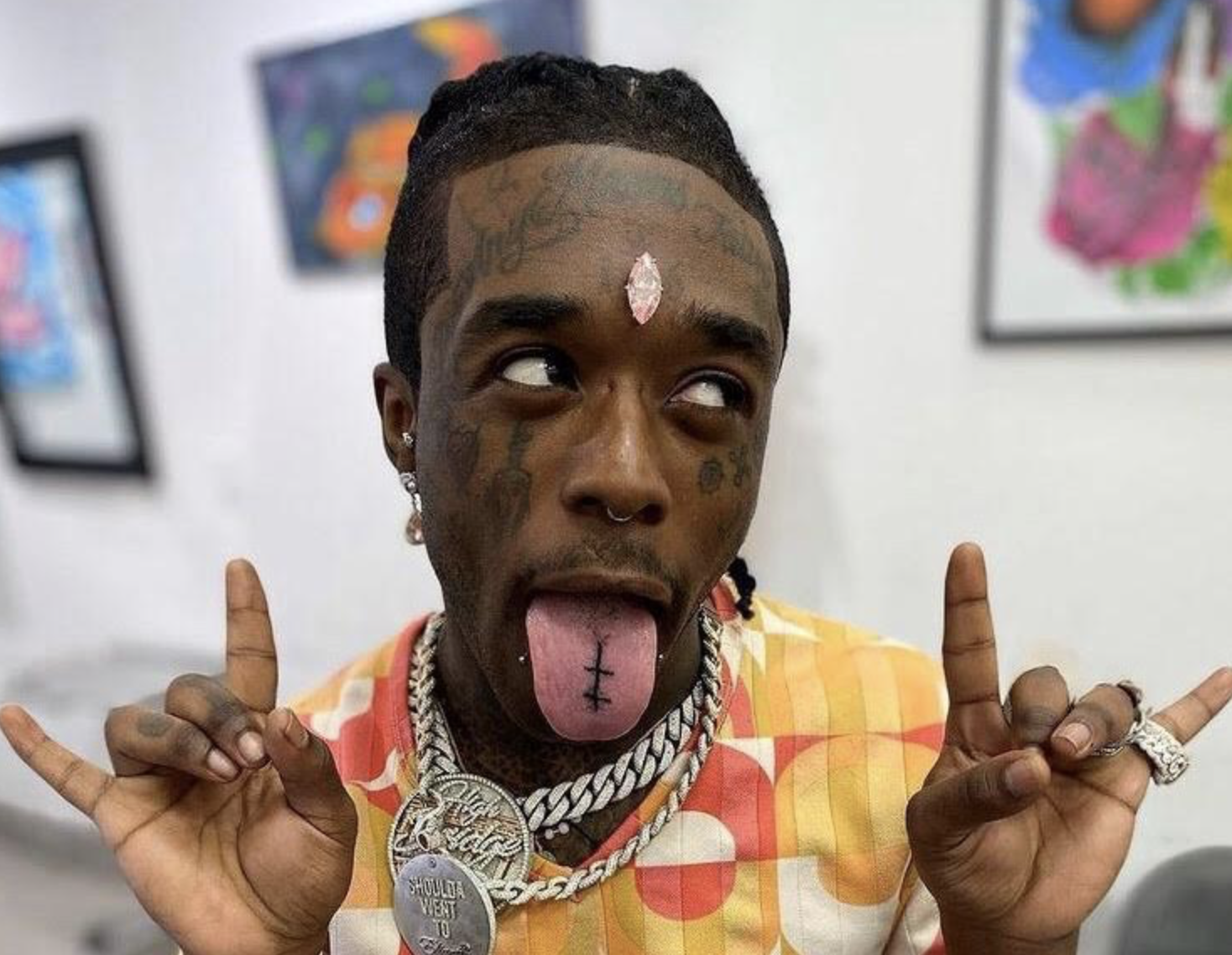 行事風格迥異的小烏茲弗特，在額頭鑲入一顆大鑽石。（翻攝Lil Uzi Vert IG）