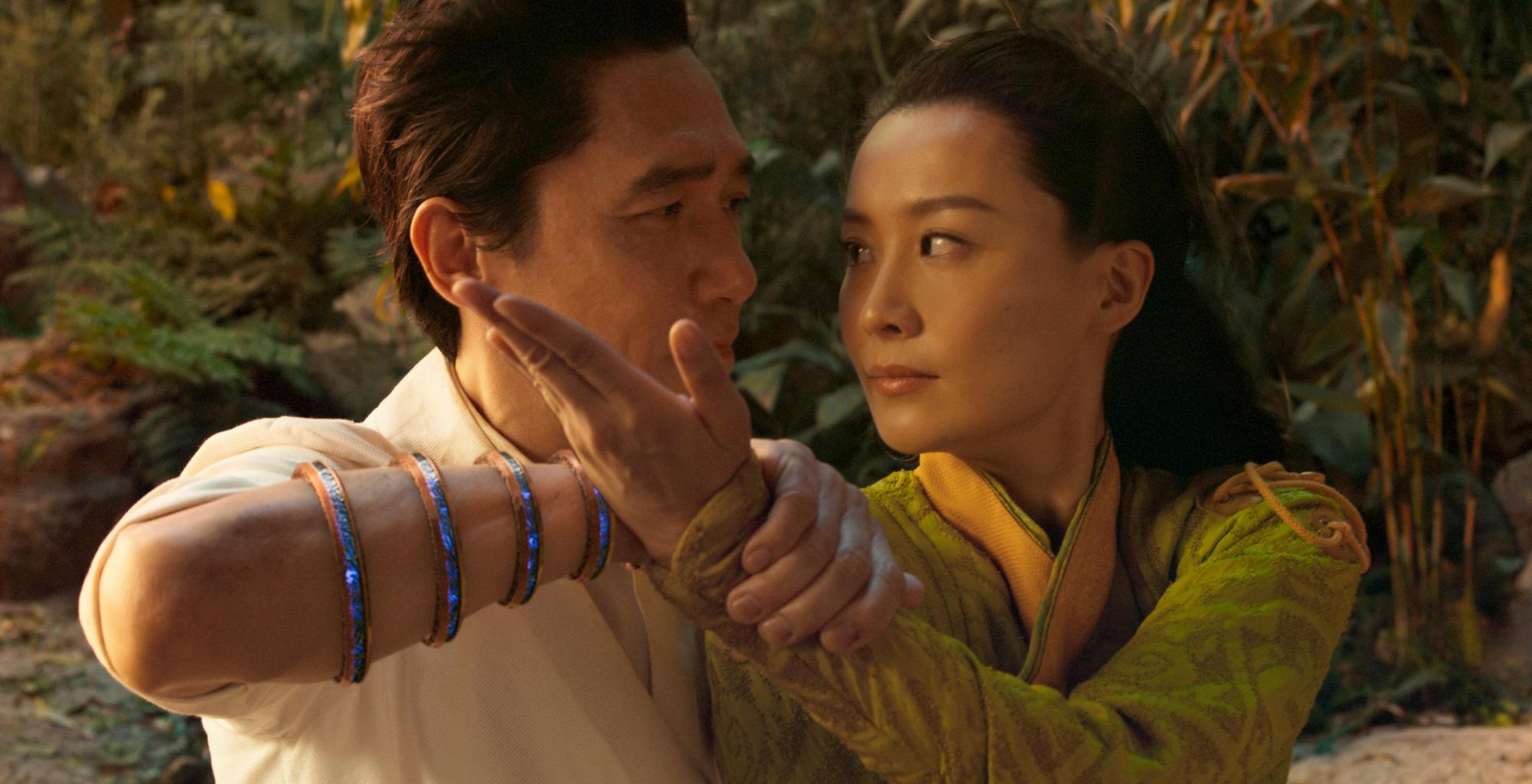 梁朝偉(左)與陳法拉在《尚氣》飾演夫妻。(翻攝Marvel Studios)