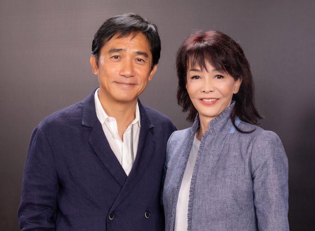 梁朝偉(左)接受鄭裕玲專訪,兩人聊《尚氣》兼敘舊。(翻攝鄭裕玲IG)