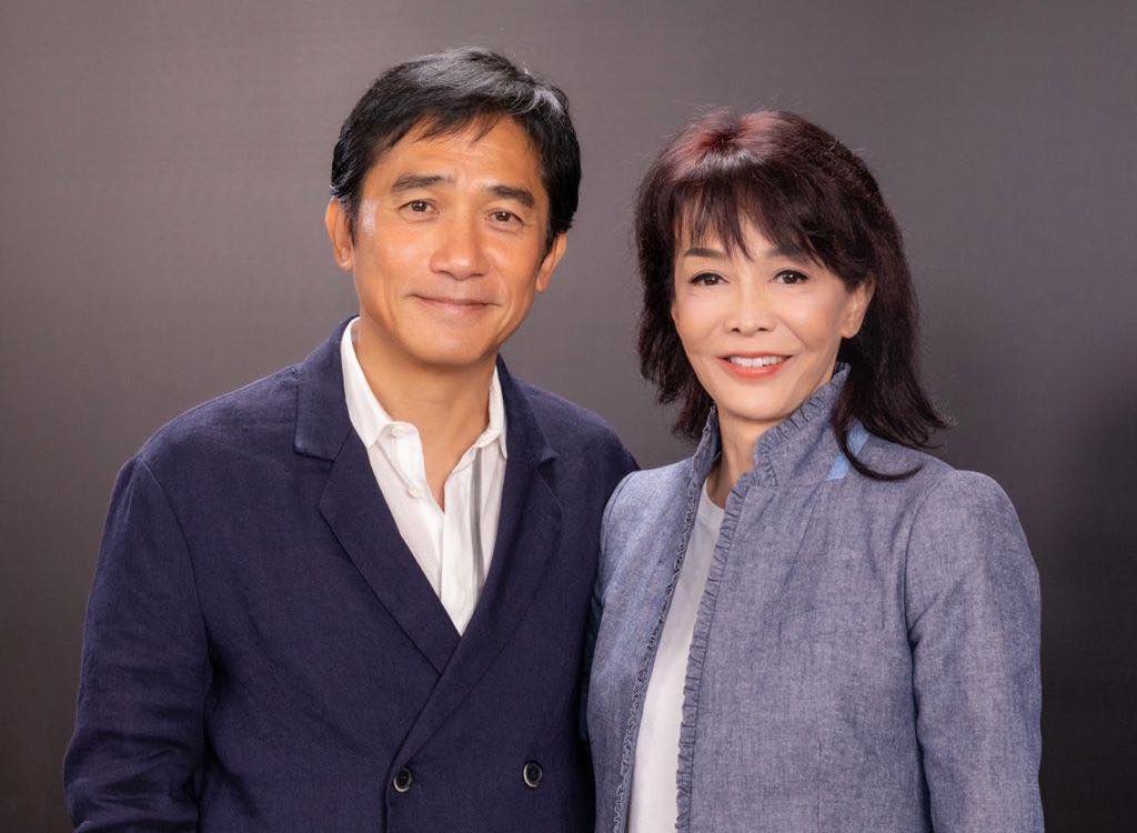 梁朝偉(左)接受鄭裕玲專訪,兩人聊《尚氣》兼敘舊。(翻攝鄭裕玲IG)