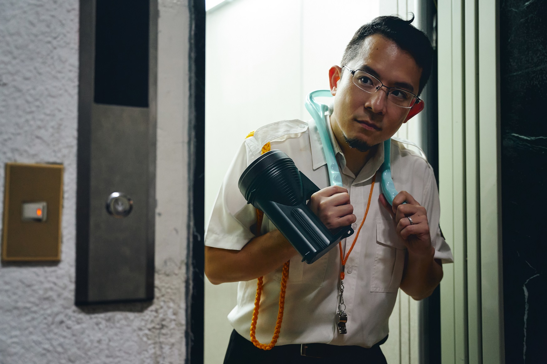 《池塘怪談》中，魚丁糸成員小威扮演大樓保全，台詞不少。（金盞花大影業提供）