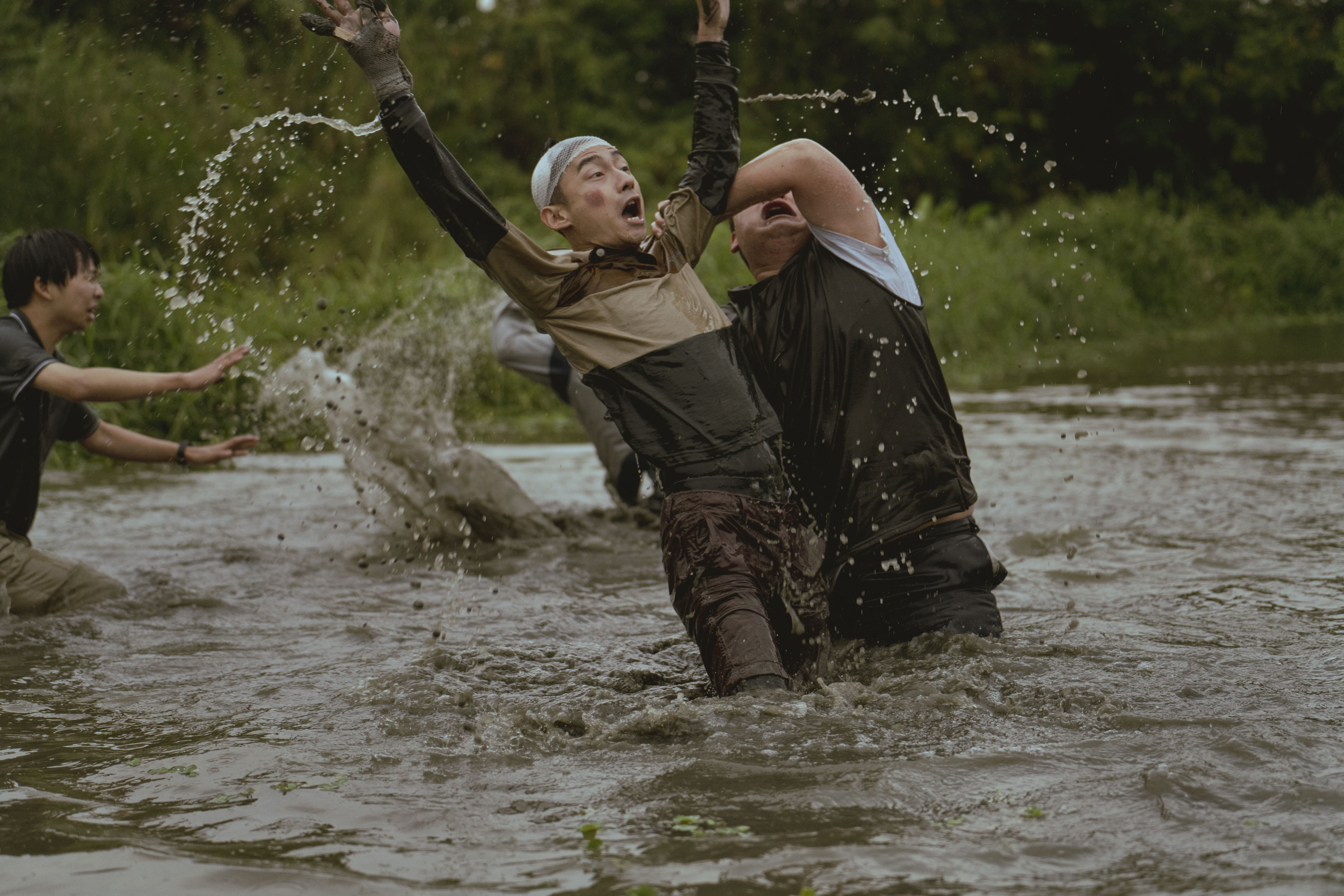 大鶴(中)為了演出《池塘怪談》吃盡苦頭。(金盞花大影業提供)