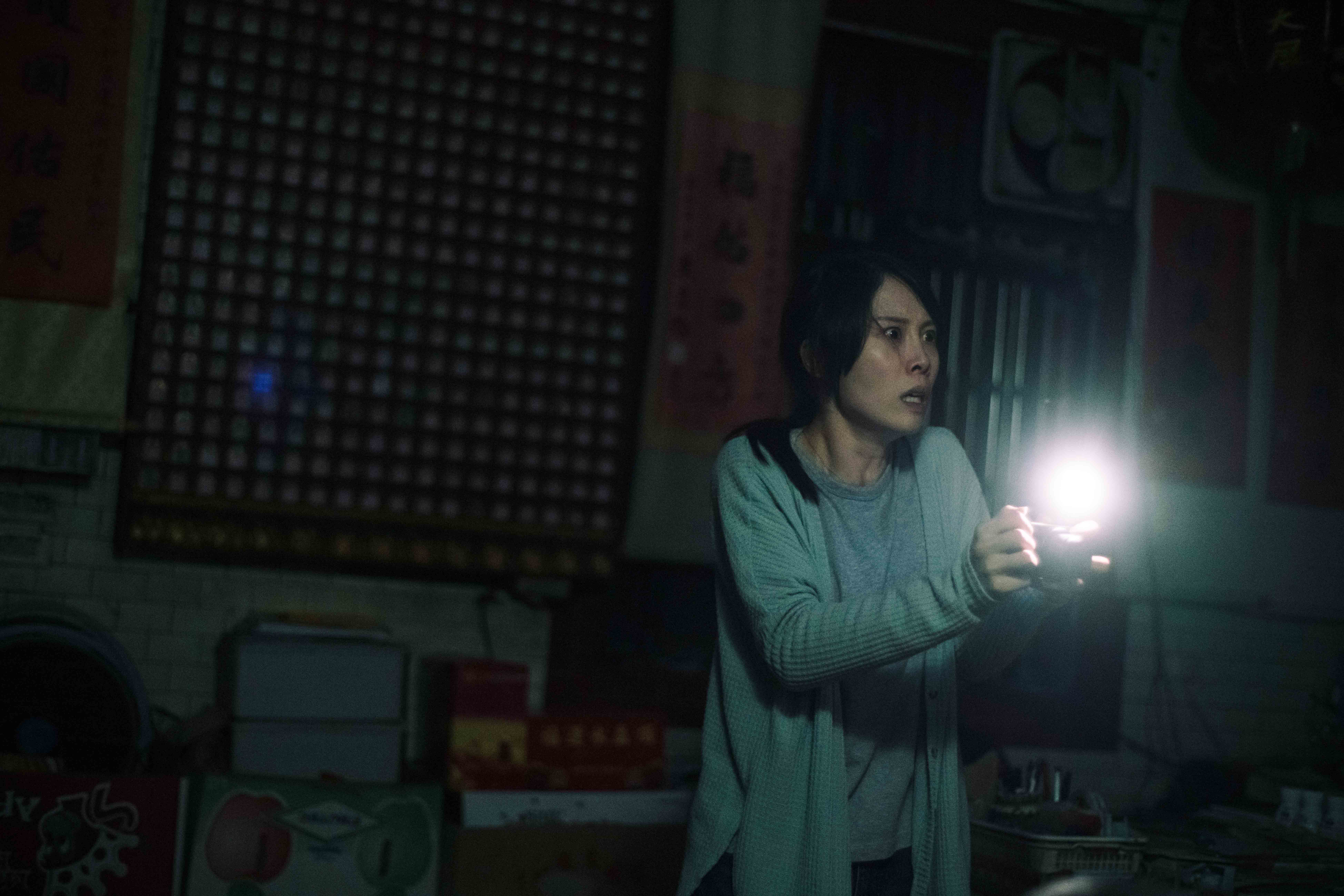 預告倒數10秒畫面嚇壞不少人，點亮燈的她究竟看到什麼令人好奇。（牽猴子）