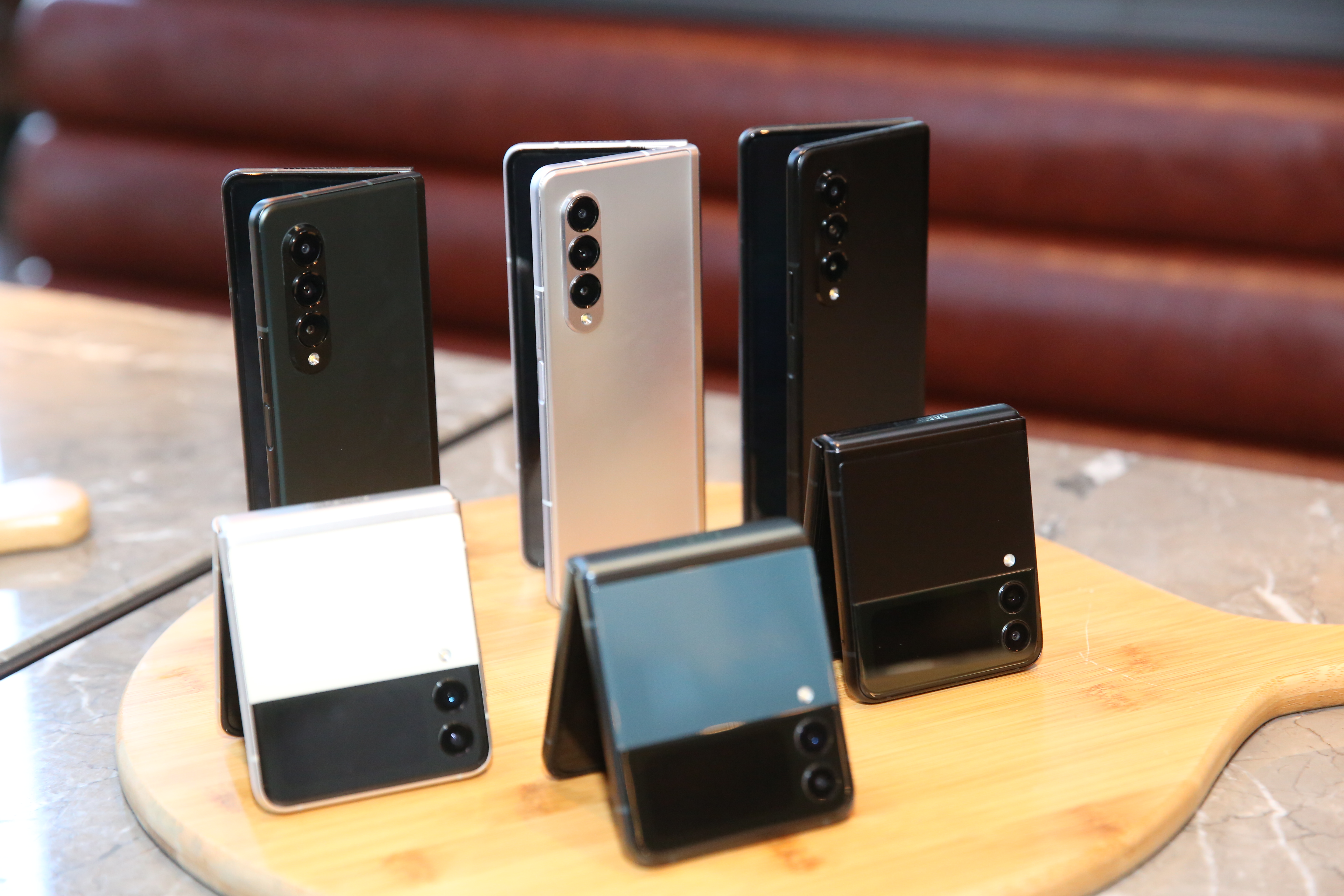 最近發表新一代摺疊手機的韓國三星，也在7日開放參與預購的消費者優先取機，並舉辦取機活動。