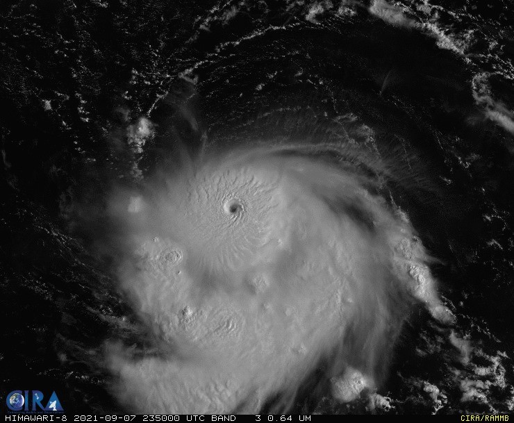 璨樹的眼牆雲系以及完整清晰的「颱風眼」。（翻攝自鄭明典臉書）
