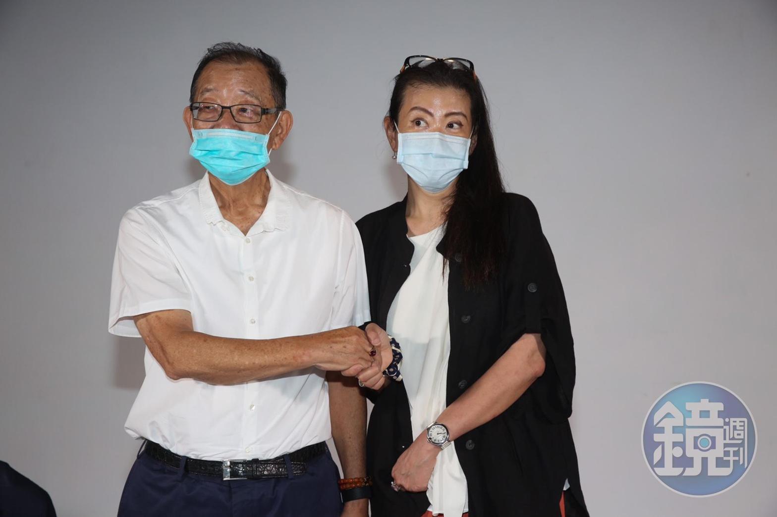 台開前董座邱復生(左)交棒給女兒邱于芸(右),今父女聯手召開記者會,說明台開下一步。