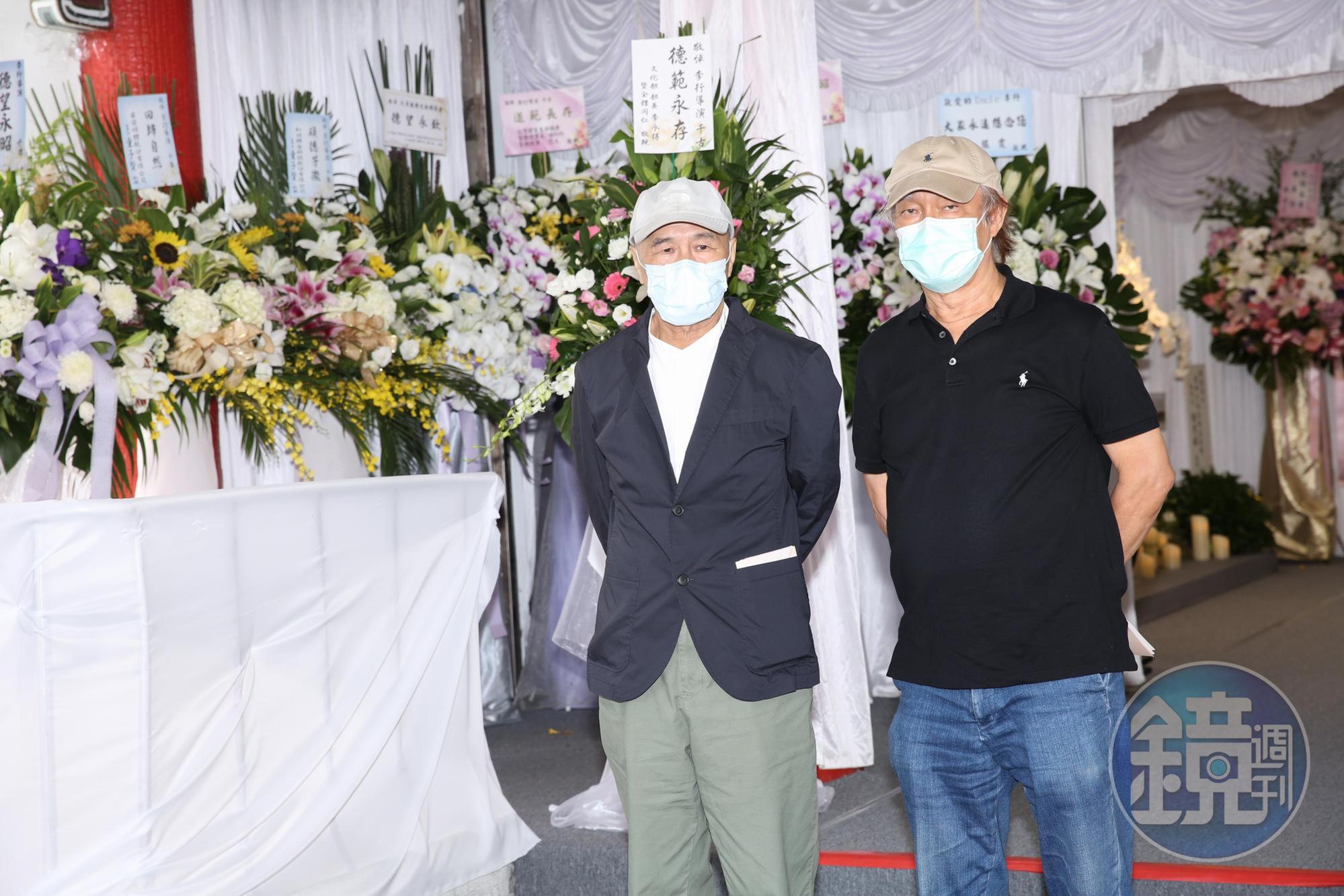 侯孝賢導演（左）與廖慶松監製（右）親送李行導演最後一程。